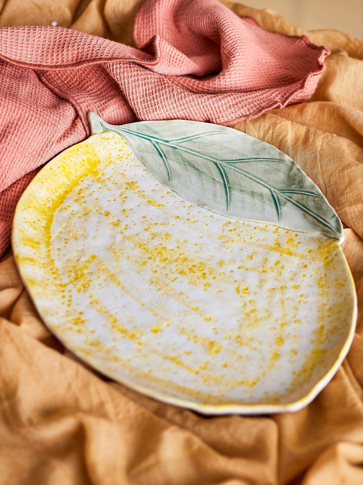 Hadden Servierplatte, Gelb, Steingut in Yellow präsentiert im Onlineshop von KAQTU Design AG. Servierplatten ist von Creative Collection