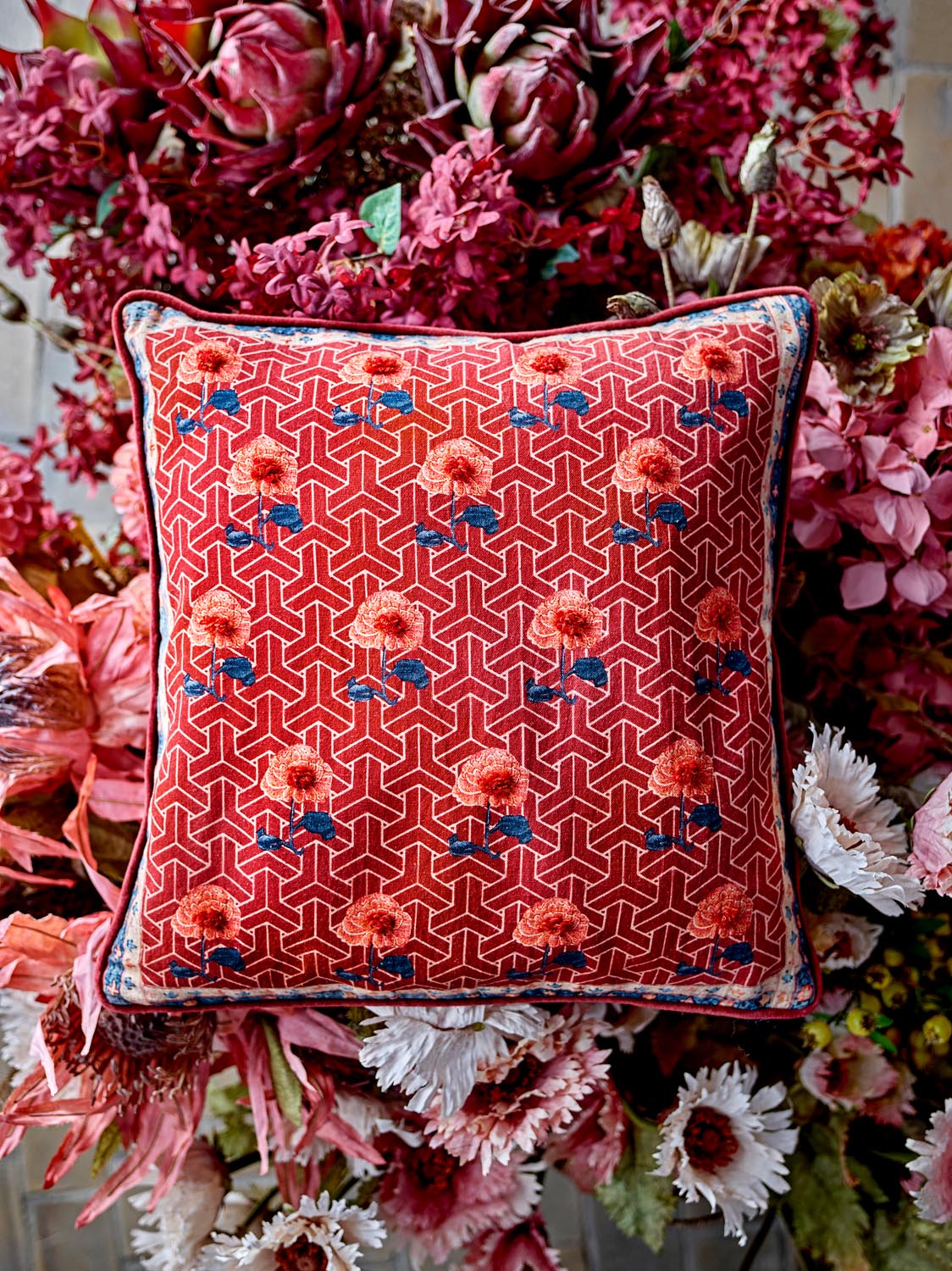 Zharai Kissen, Rot, Baumwolle in Red präsentiert im Onlineshop von KAQTU Design AG. Deko Kissenbezug ist von Creative Collection