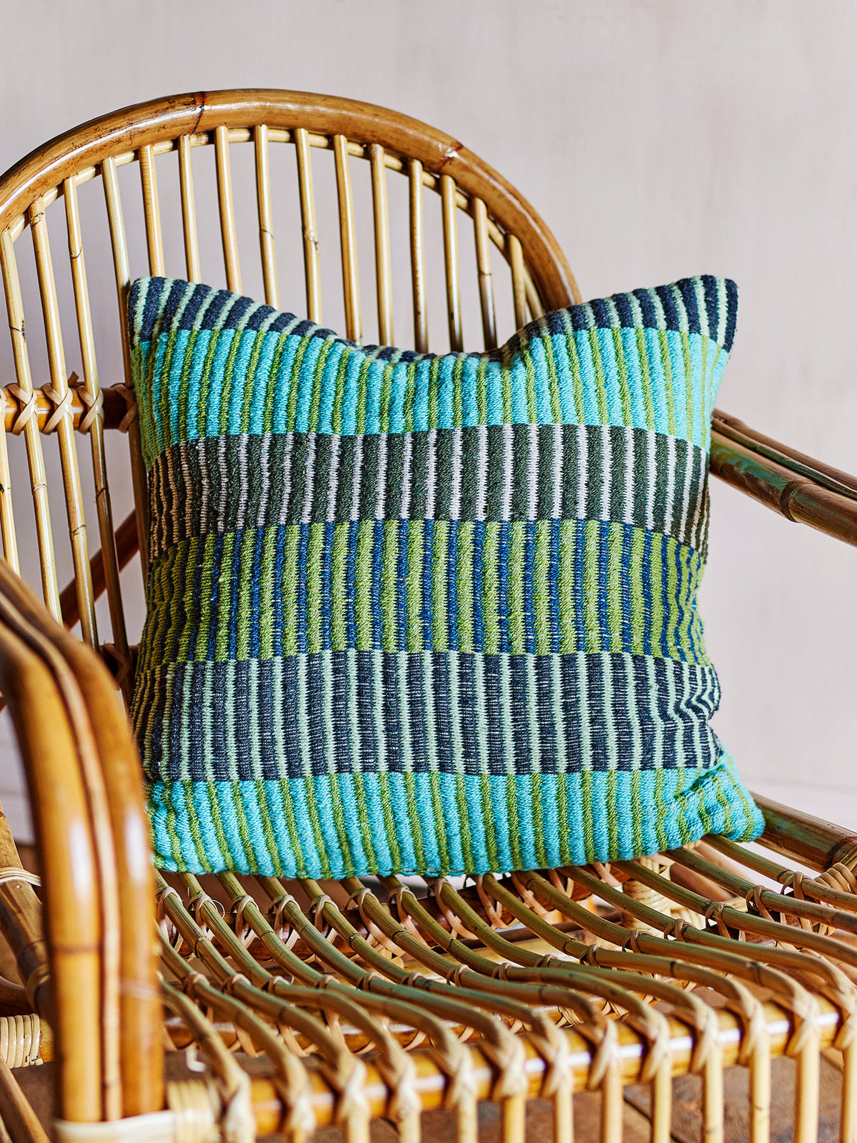 Isnel Kissen, Bunt, Recycelte Baumwolle in Multi präsentiert im Onlineshop von KAQTU Design AG. Deko Kissenbezug ist von Creative Collection