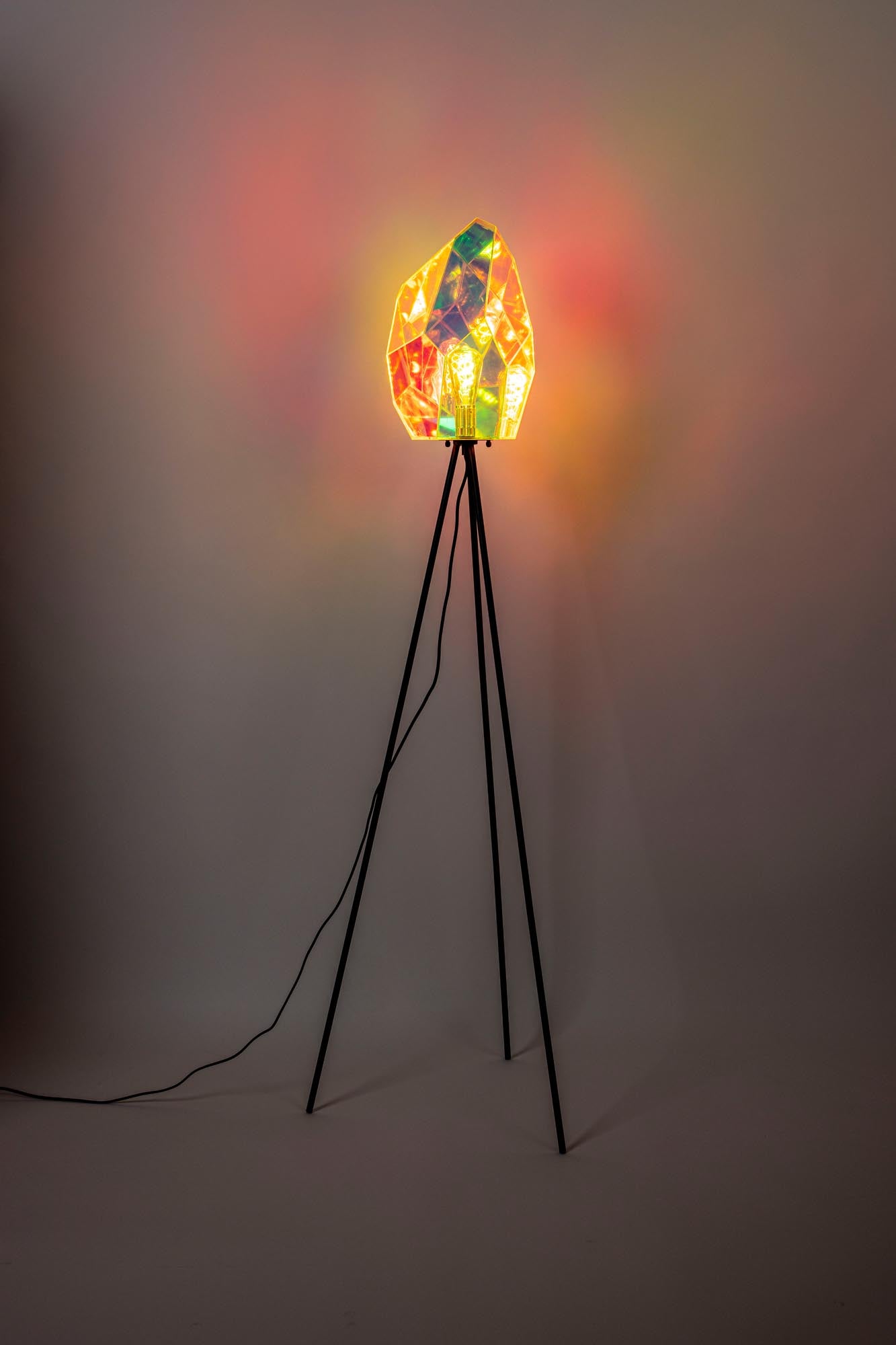 Die Diamond Dear Stehleuchte von Bold Monkey fasziniert mit ihrem holografischen Acrylschirm, der Regenbogenlicht zaubert.