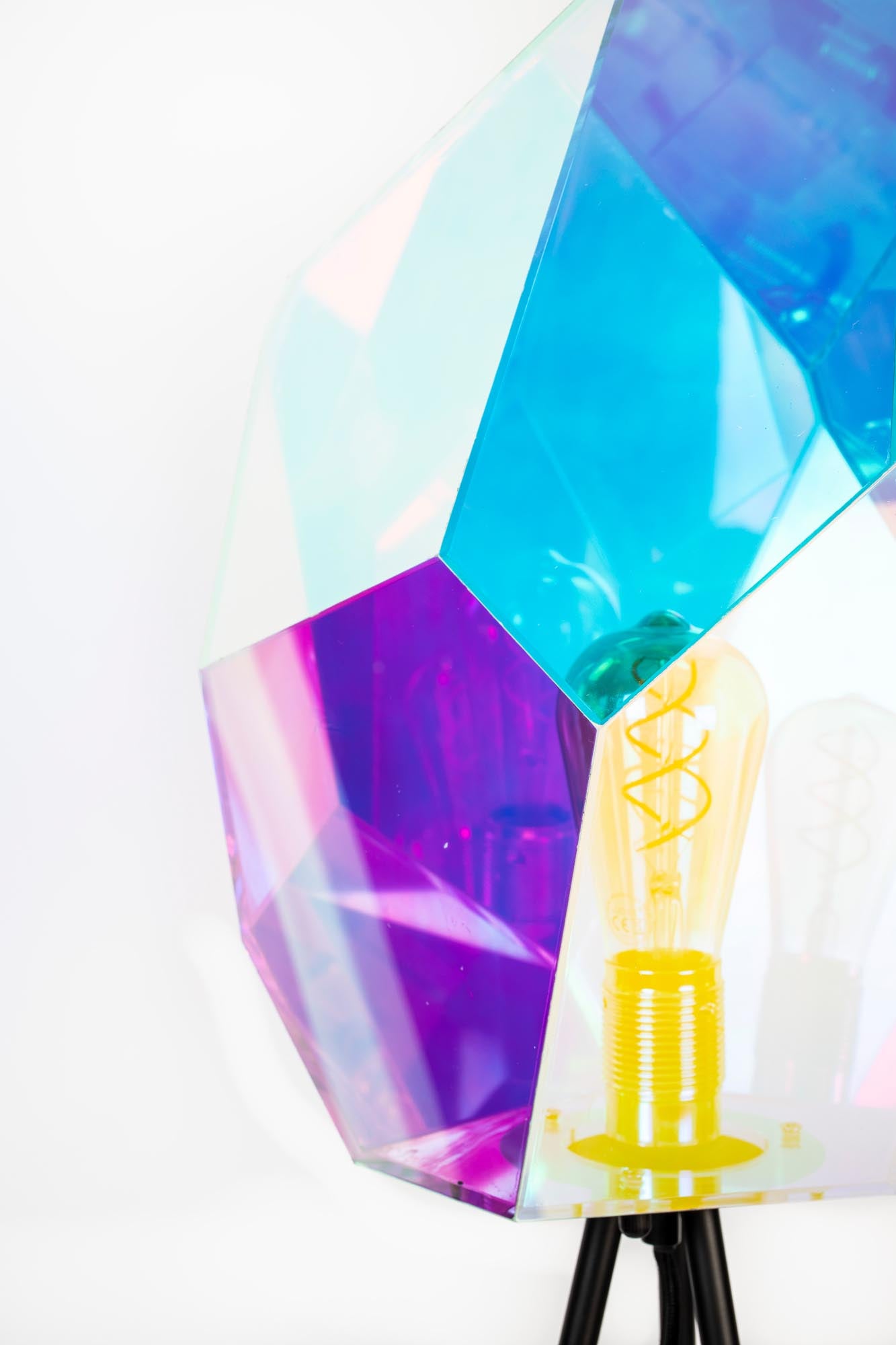 Die Diamond Dear Stehleuchte von Bold Monkey vereint modernes Design mit Eleganz und bringt stilvolle Beleuchtung in jeden Raum.