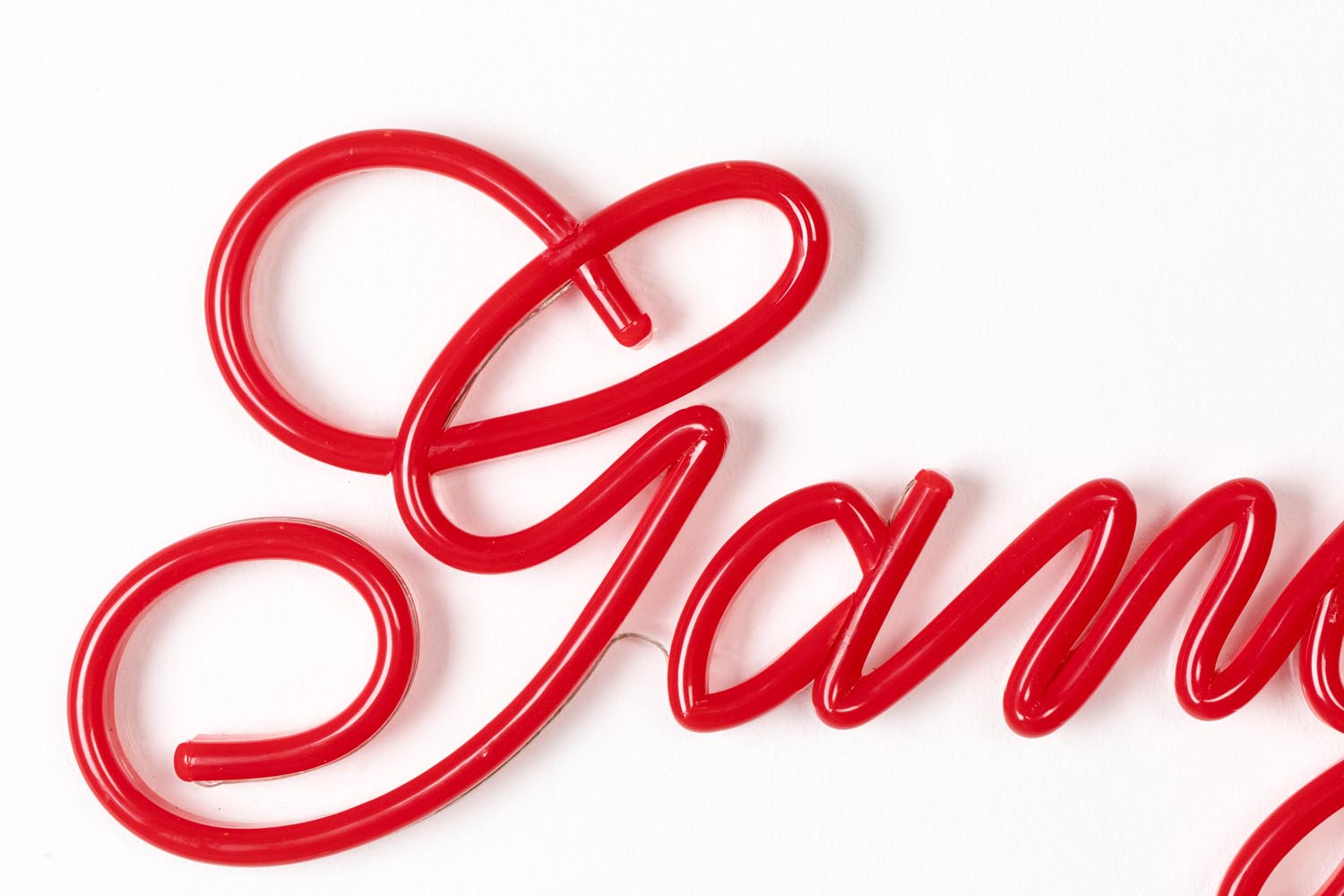 LED-Neonlicht von Bold Monkey, inspiriert vom Gangster-Stil, ideal für moderne Räume und trendige Dekoration.