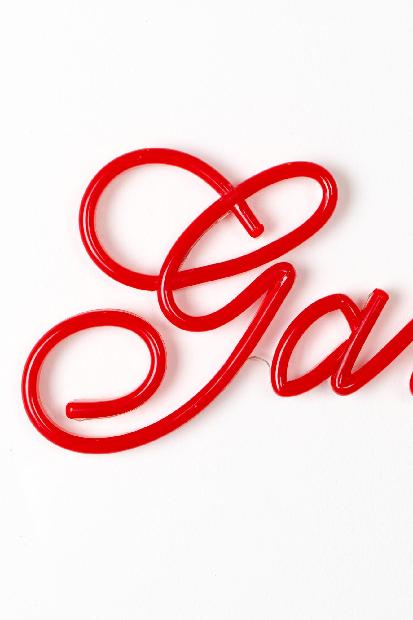 Stylische LED-Neonbeleuchtung von Bold Monkey, inspiriert vom Gangster-Stil, perfekt für trendige und moderne Raumgestaltung.