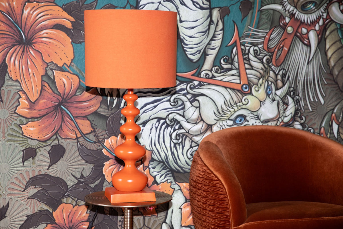 Stehlampe von Bold Monkey aus Eisen in leuchtendem Orange, geschwungene Form, mit E27-Fassung, Höhe 78 cm, für den Innenbereich.