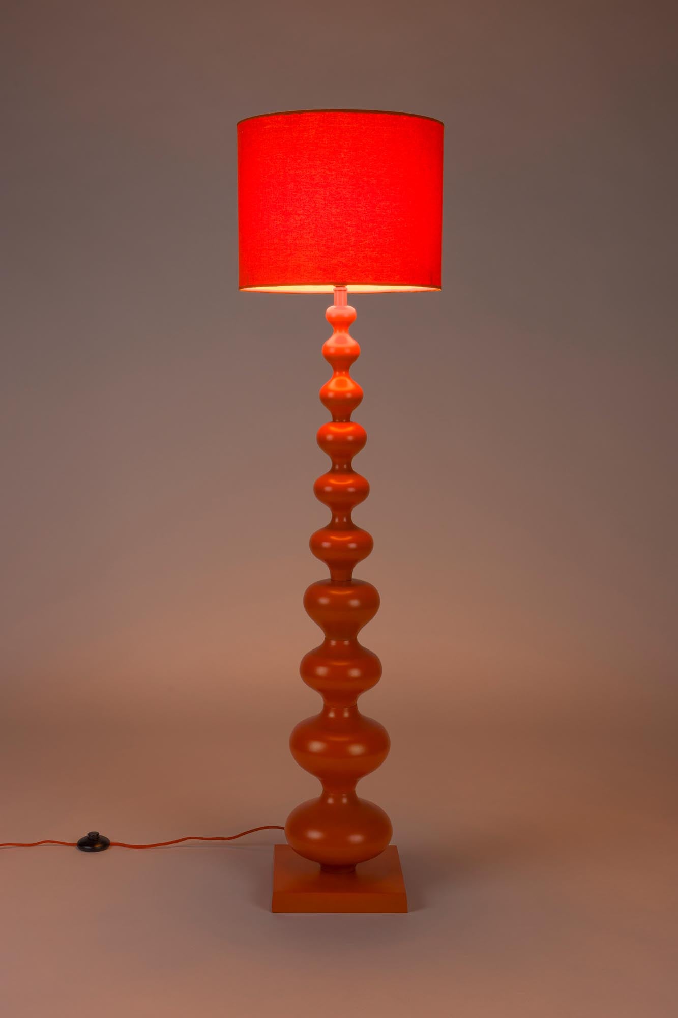 Entdecken Sie die auffällige When Orange Is King Stehleuchte von Bold Monkey – ein stilvolles Highlight für Ihr Zuhause in leuchtendem Orange.