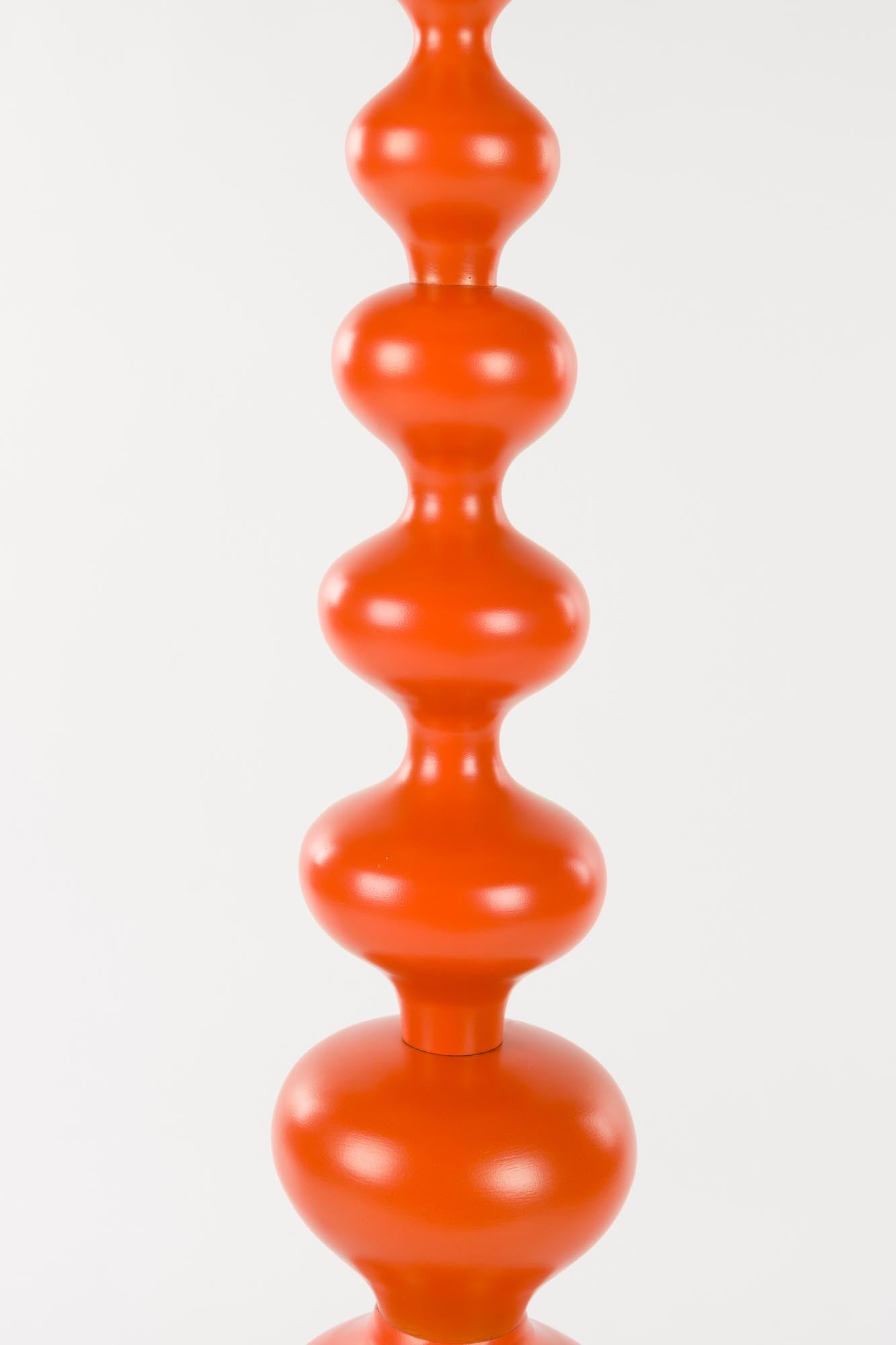 Verleihen Sie Ihrem Raum mit der When Orange Is King Stehleuchte von Bold Monkey einen kreativen Akzent – ein auffälliges Design in lebhaftem Orange!