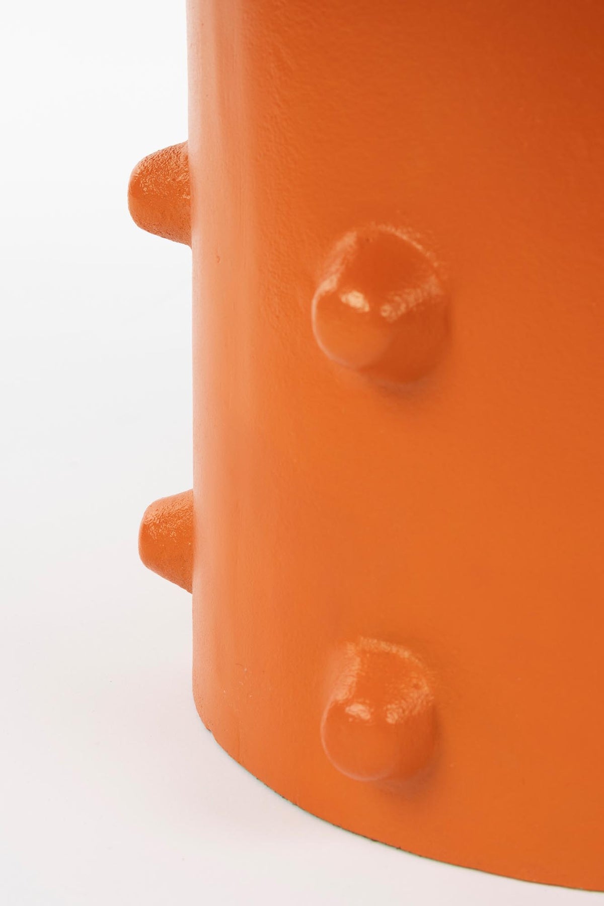 Pinch Me Beistelltisch in orange präsentiert im Onlineshop von KAQTU Design AG. Couchtisch ist von Bold Monkey