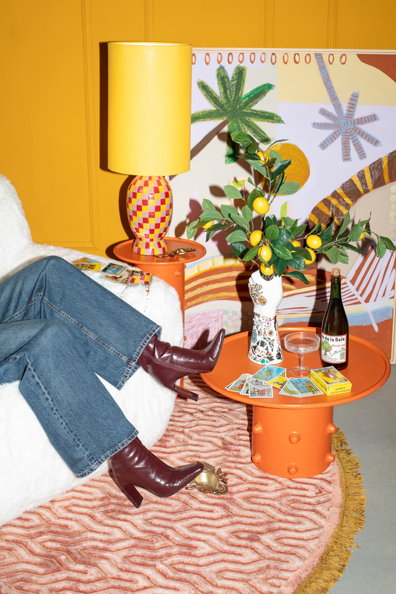 Verleihen Sie Ihrem Wohnraum mit dem Pinch Me Beistelltisch von Bold Monkey einen einzigartigen Touch. Das kaktusartige Design und die lebendige orange Farbe machen ihn zum perfekten Blickfang.