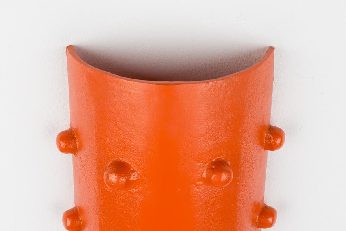 Pinch Me Wandleuchte in orange präsentiert im Onlineshop von KAQTU Design AG. Wandleuchte ist von Bold Monkey