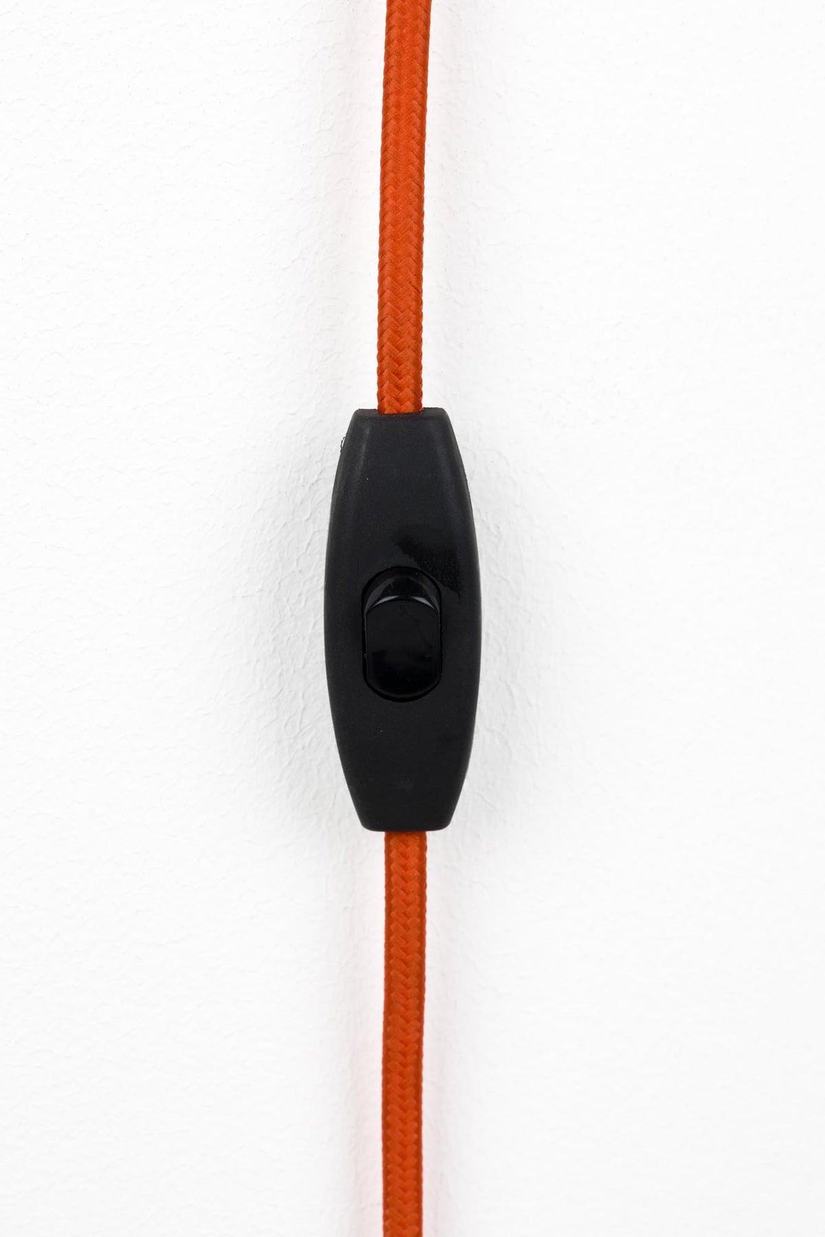 Pinch Me Wandleuchte in orange präsentiert im Onlineshop von KAQTU Design AG. Wandleuchte ist von Bold Monkey