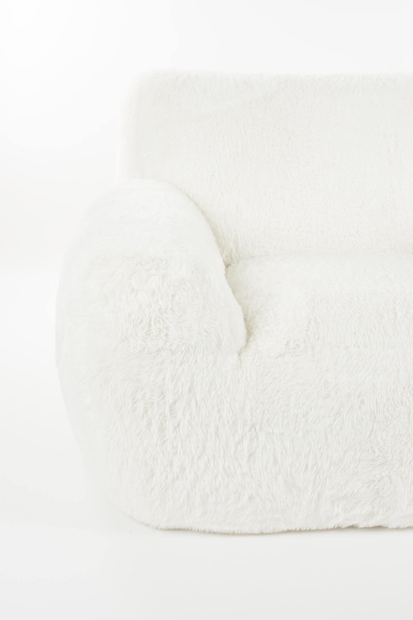 Erleben Sie ultimativen Komfort mit dem Lounge Stuhl Cuddle the Yeti von Bold Monkey – ein stilvoller, plüschiger Sessel für Ihr Zuhause.