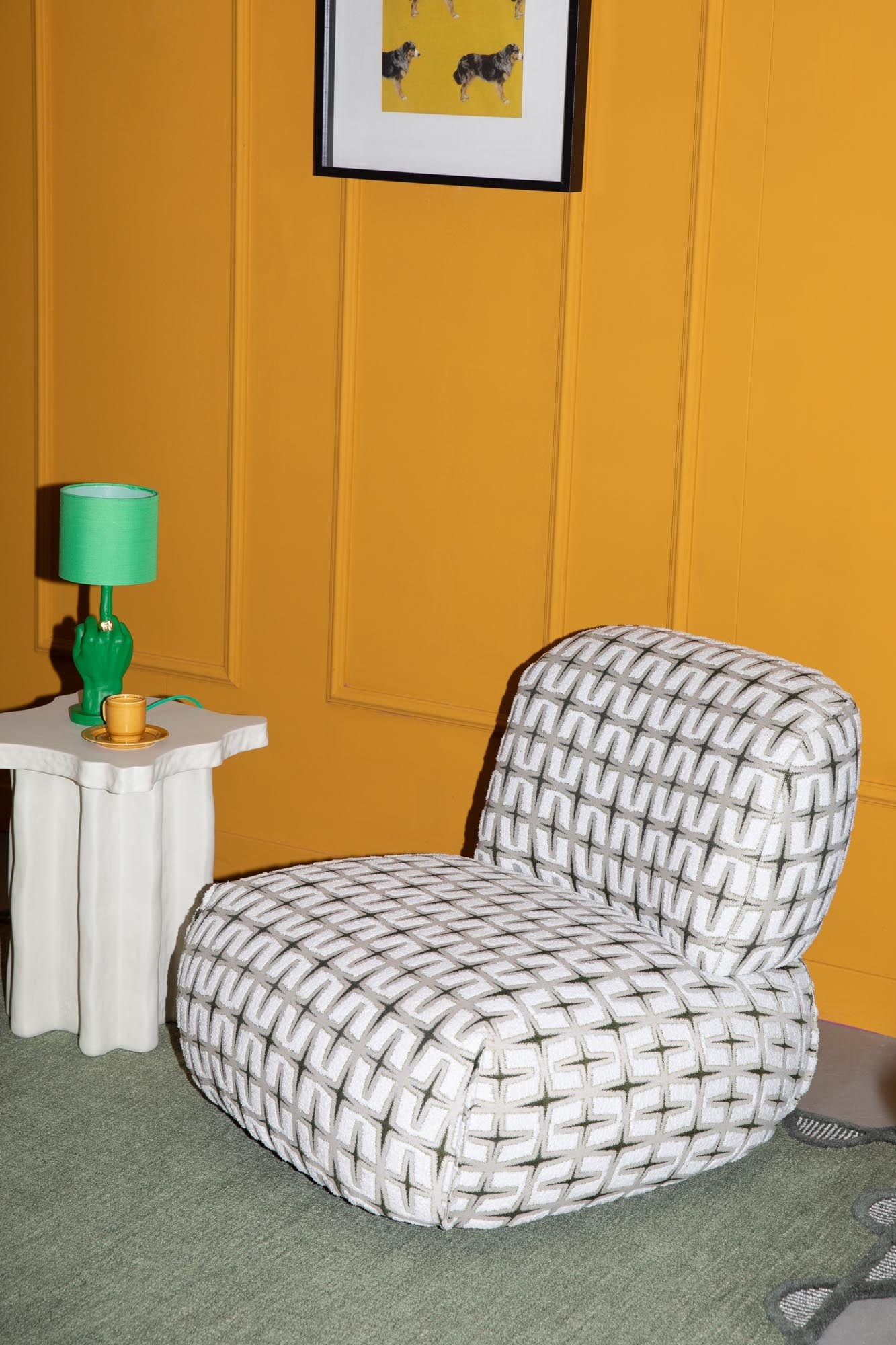 Der Lounge Stuhl Ritz Beige Green von Bold Monkey bietet stilvolle Eleganz und Komfort. Perfekt für Wohnzimmer, Schlafzimmer oder Büro!