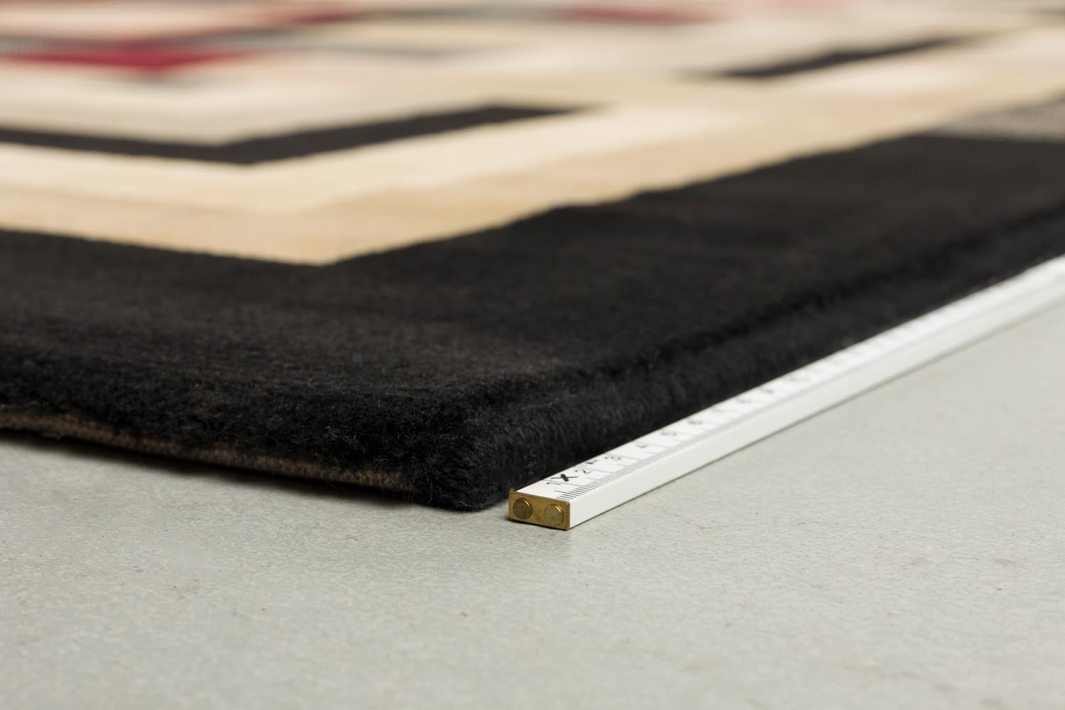 Entdecken Sie den Teppich Urban Maze 160x160 von Bold Monkey – ein modernes Design, das jedem Raum Eleganz verleiht und gleichzeitig pflegeleicht ist!