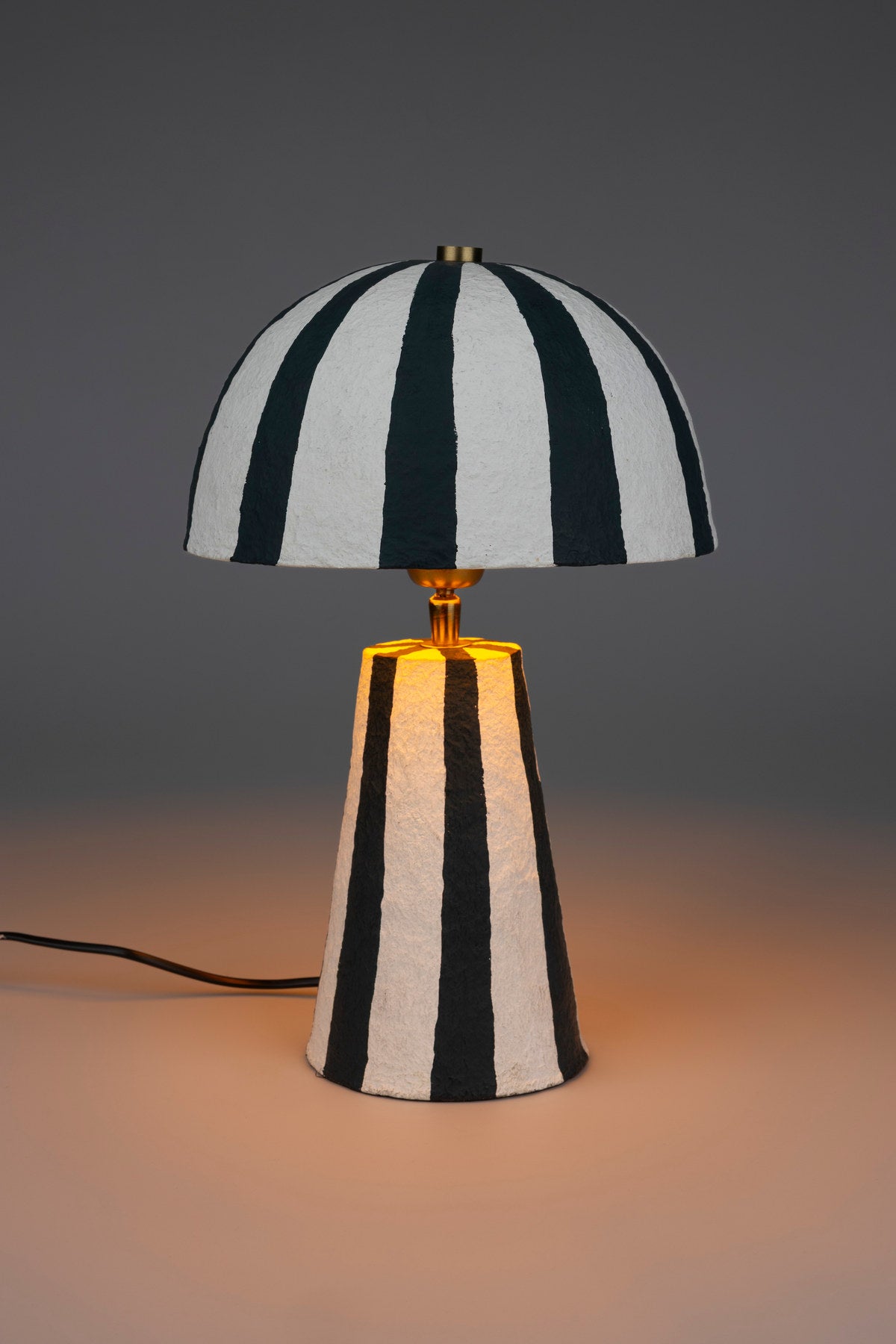 Schwarz-weiss gestreifte Tischleuchte Zebra Rebel mit halbrundem Papierschirm und konischem Fuss