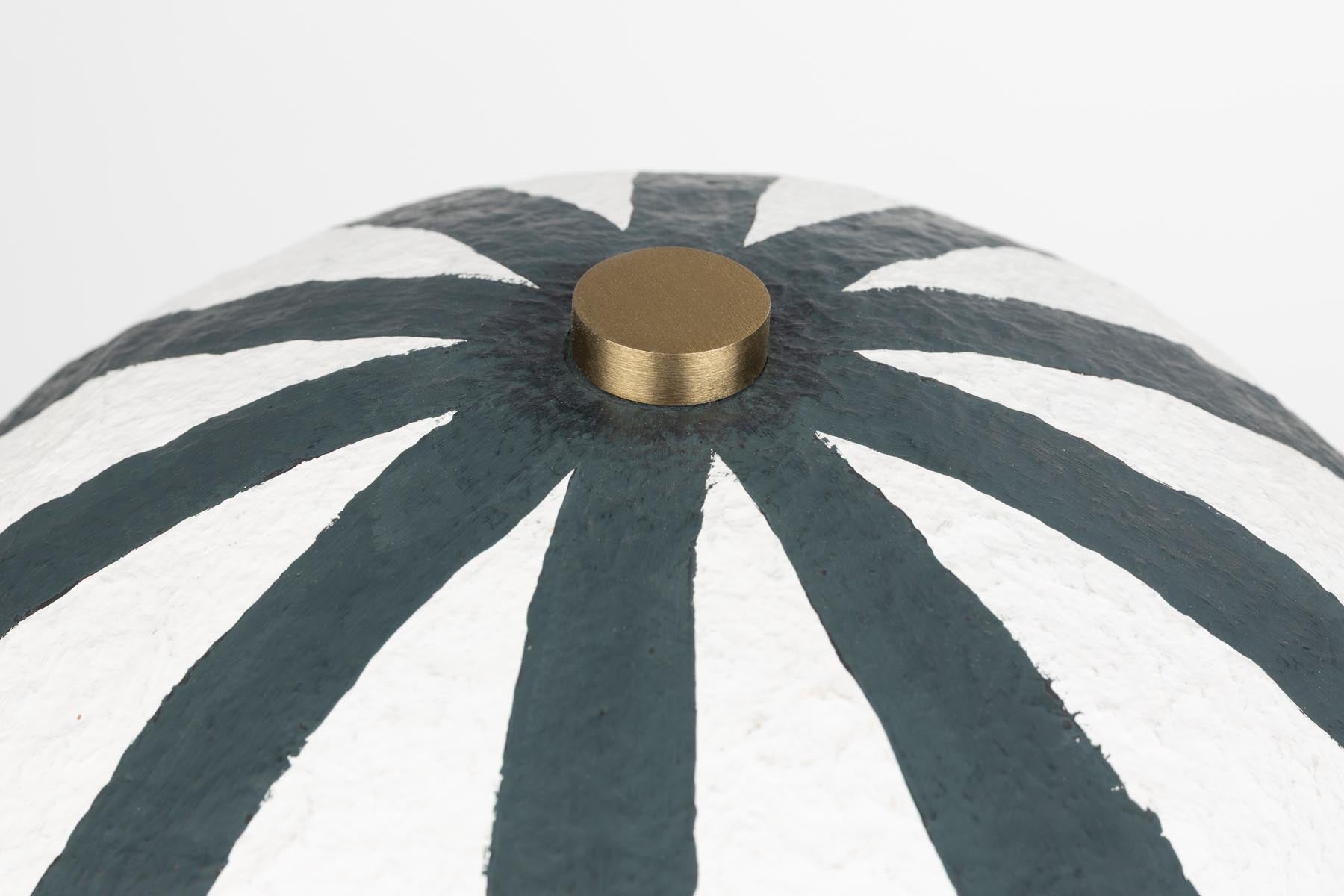 Tischlampe Zebra Rebel in Schwarz präsentiert im Onlineshop von KAQTU Design AG. Tischleuchte ist von Bold Monkey