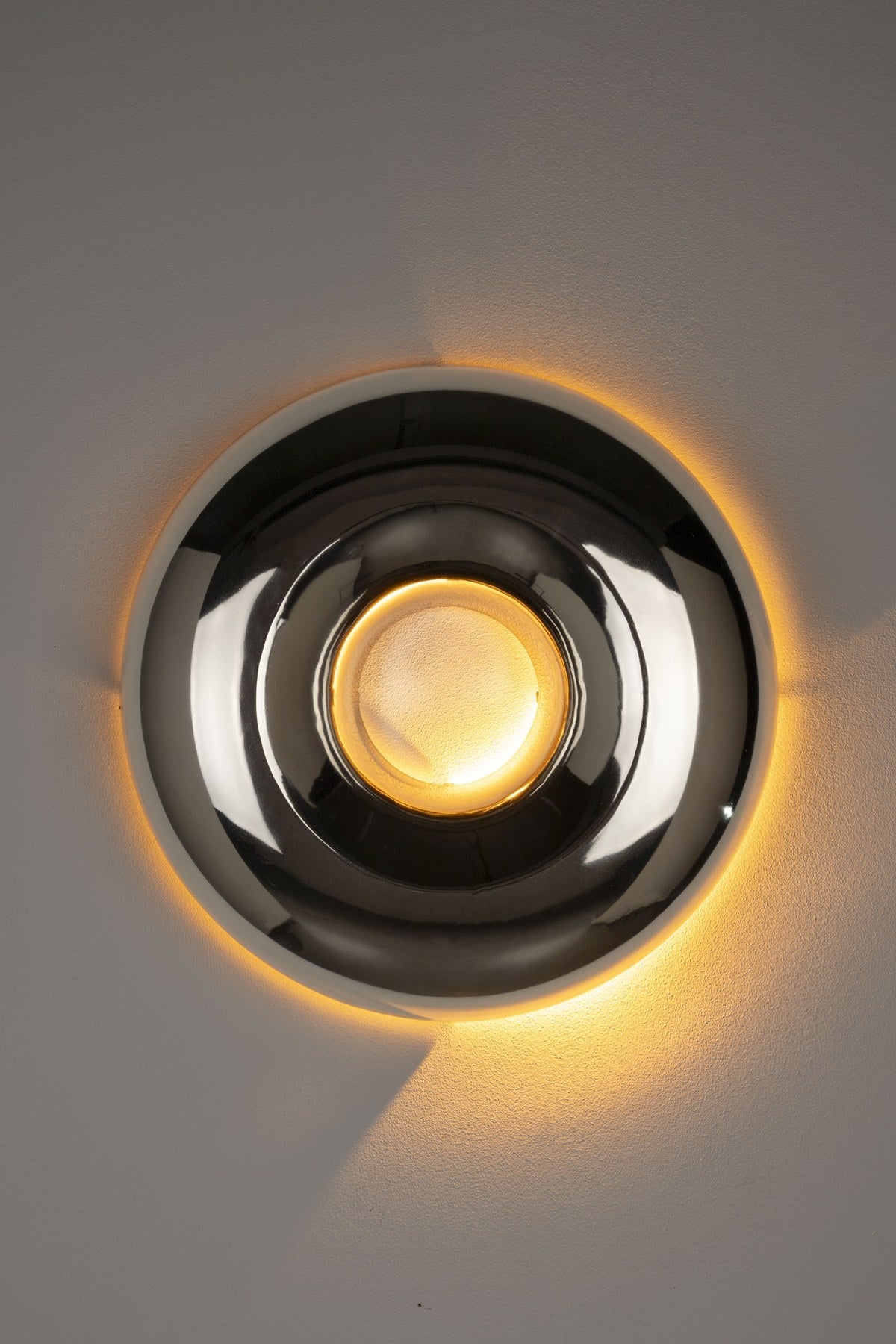 Runde silberne Wandleuchte aus Metall mit spiegelnder Oberfläche und abnehmbarer Lichtquelle, Modell Foodies Delight von Bold Monkey.