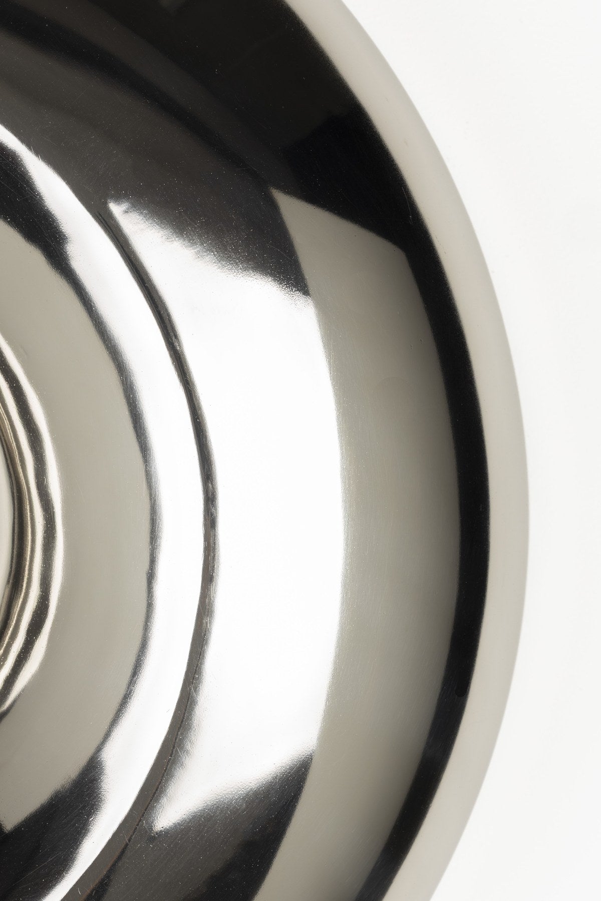 Runde silberne Wandleuchte aus Metall mit spiegelnder Oberfläche und abnehmbarer Lichtquelle, Modell Foodies Delight von Bold Monkey.
