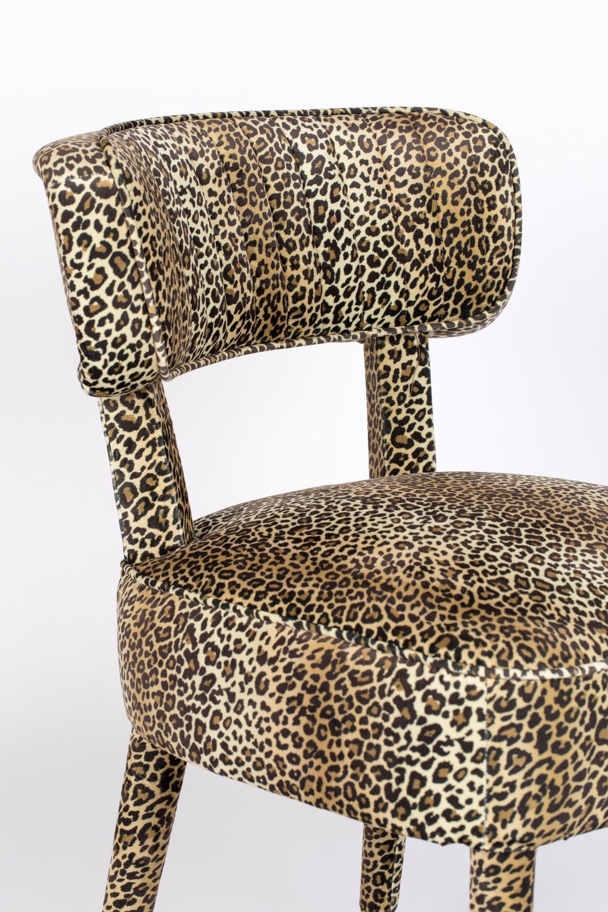 Esszimmerstuhl mit Pantherfell-Bezug aus Polyester, Holzrahmen mit Sperrholz, Beine aus Vollgummiholz mit goldfarbenen Stahlfüssen.