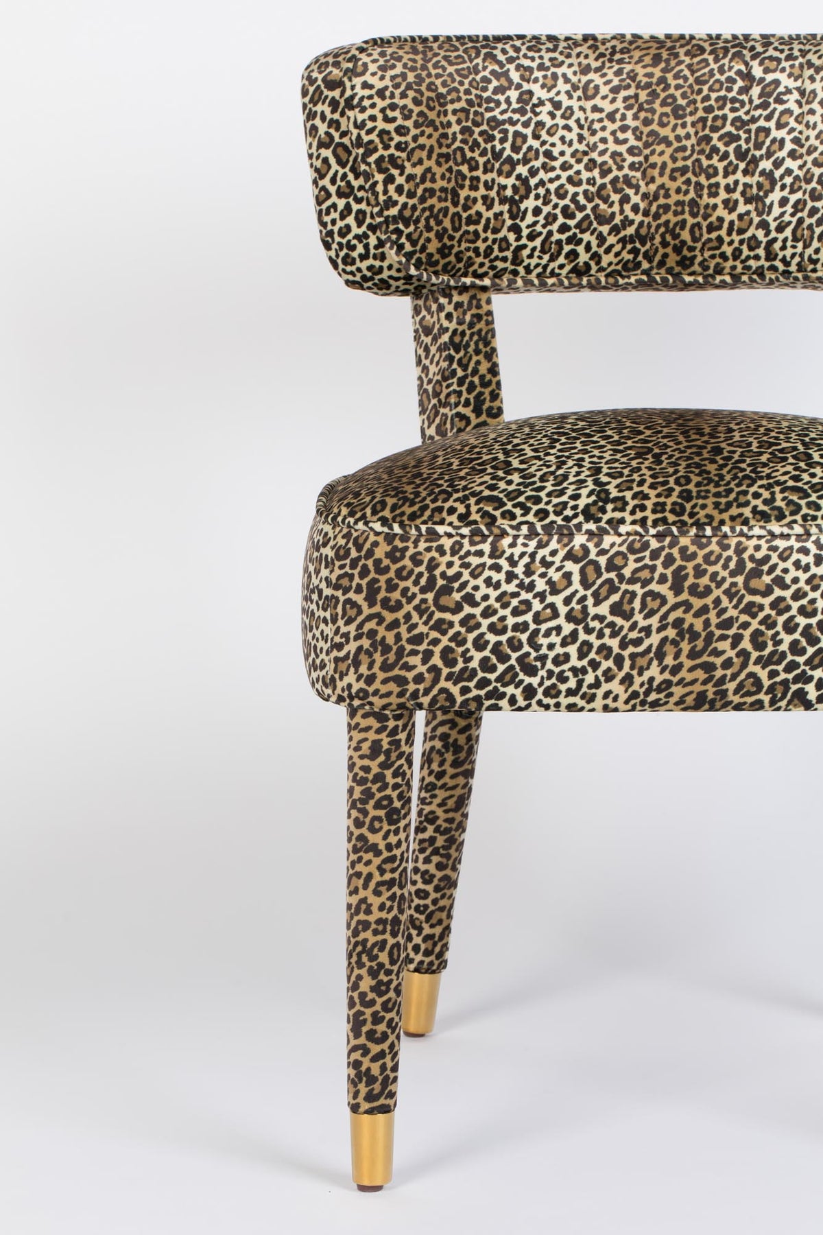 Esszimmerstuhl mit Pantherfell-Bezug aus Polyester, Holzrahmen mit Sperrholz, Beine aus Vollgummiholz mit goldfarbenen Stahlfüssen.