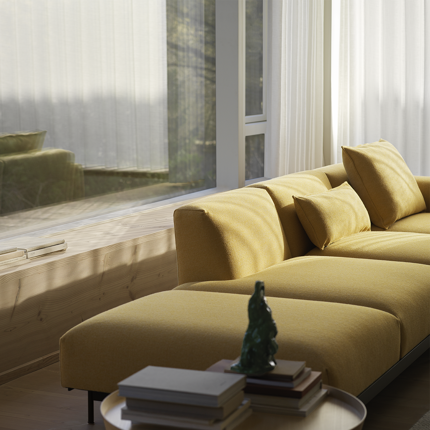 Das Wohnzimmer ist mit einem gelben Sofa eingerichtet. Die Sonne scheint durch das Fenster und verleiht dem Raum natürliches Licht.
