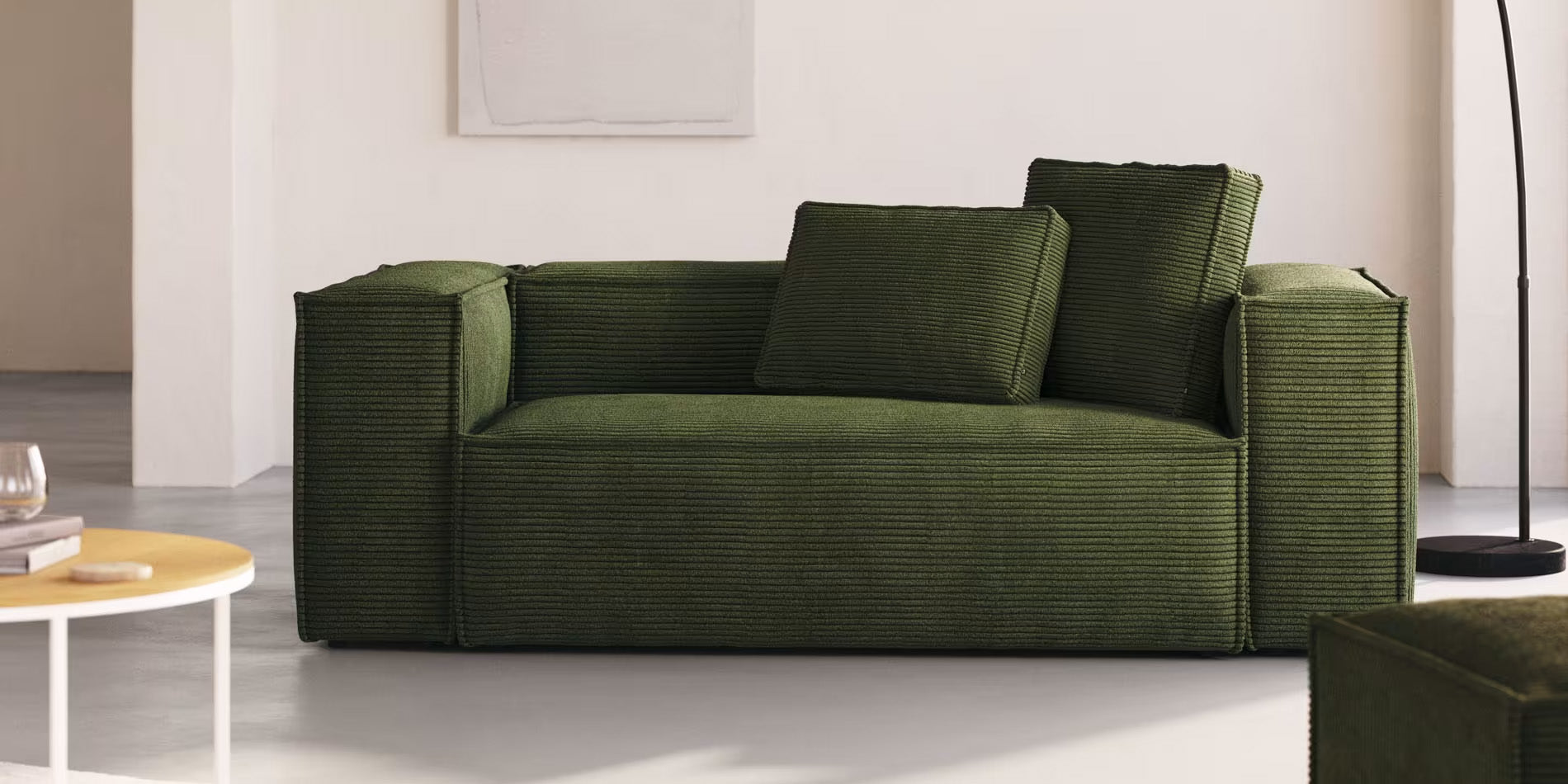 2er Sofa Blok in grünem Cord von Kave Home in einem Wohnzimmer