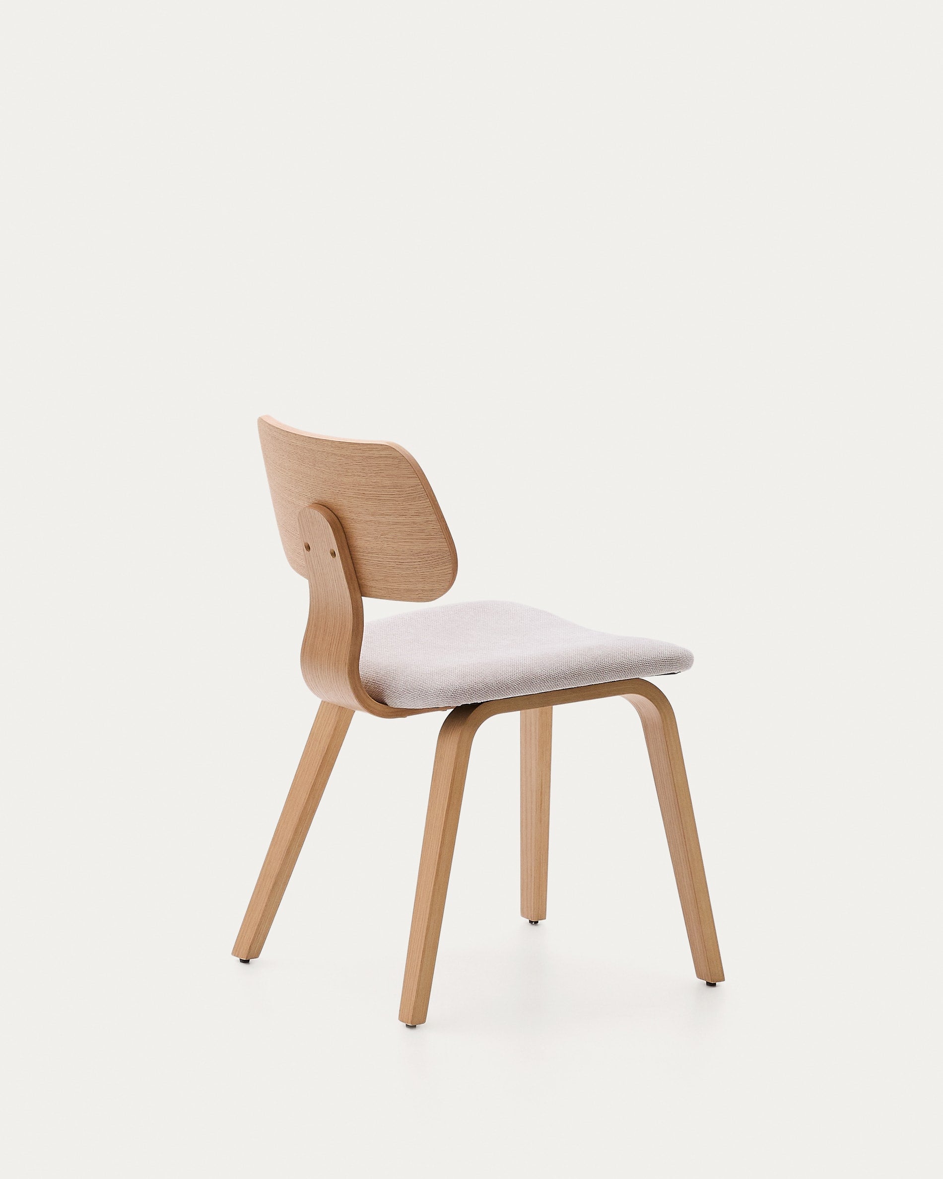 Eleganter Stuhl Gena mit beigem Chenille-Sitz, Eichenfurnier und robustem Kautschukholzrahmen, ideal für moderne Wohnräume.