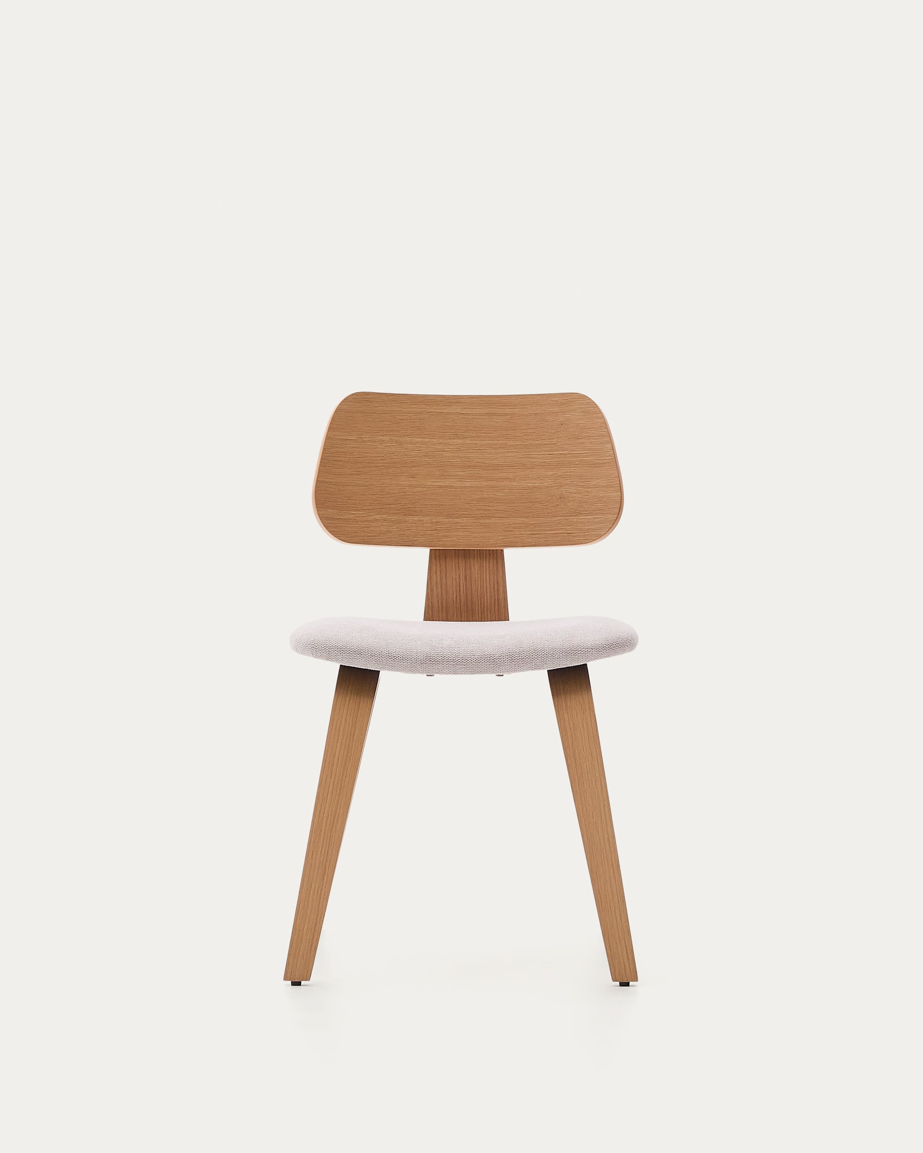 Stuhl Gena: Beiger Chenille-Sitz, Eichenfurnier und Kautschukholzrahmen. Stilvoll und bequem, perfekt für zeitgemässe Einrichtungen.