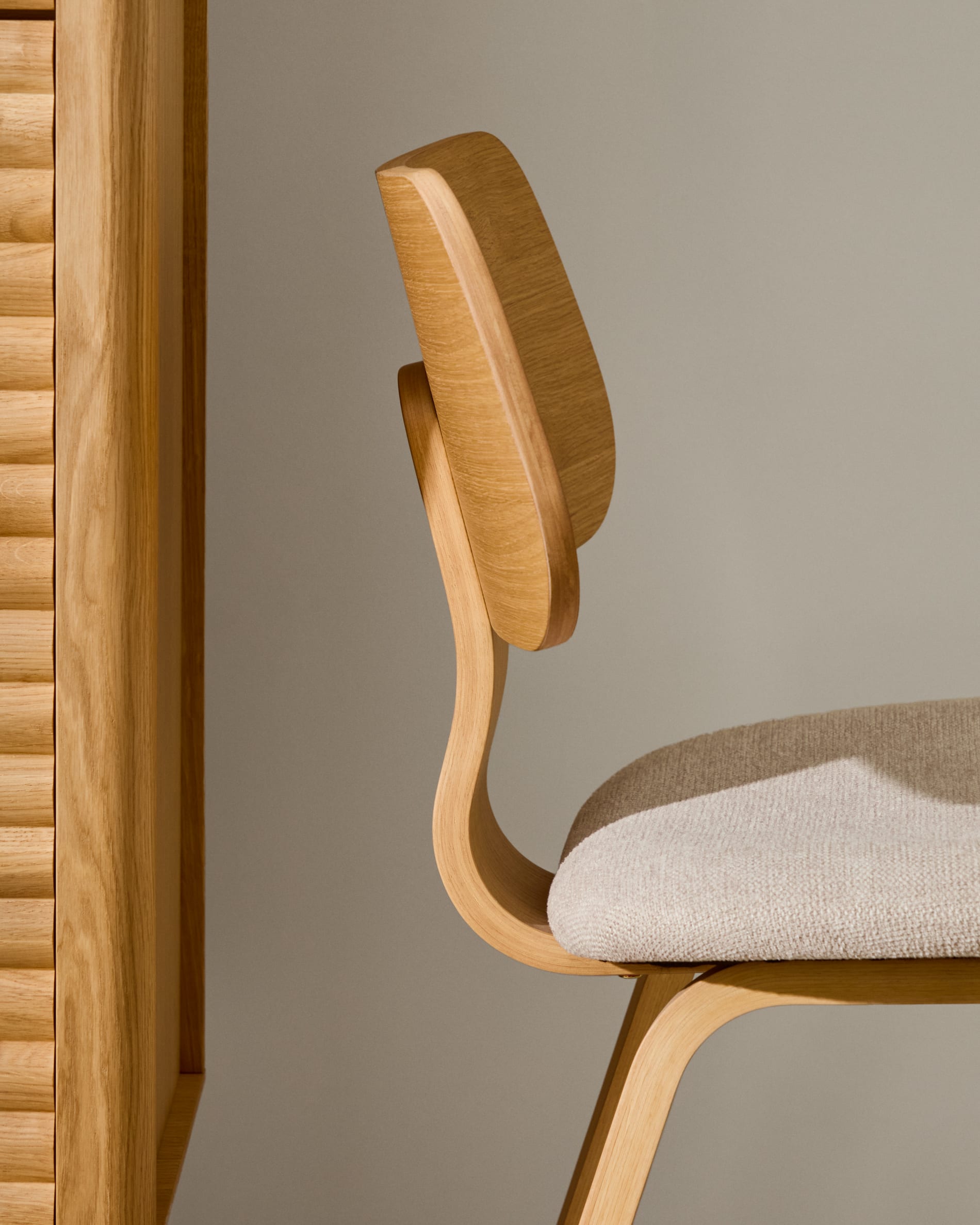 Stuhl Gena in Beige: Luxuriöse Chenille-Sitzfläche, stabiler Kautschukholzrahmen und edles Eichenfurnier für zeitloses Design.