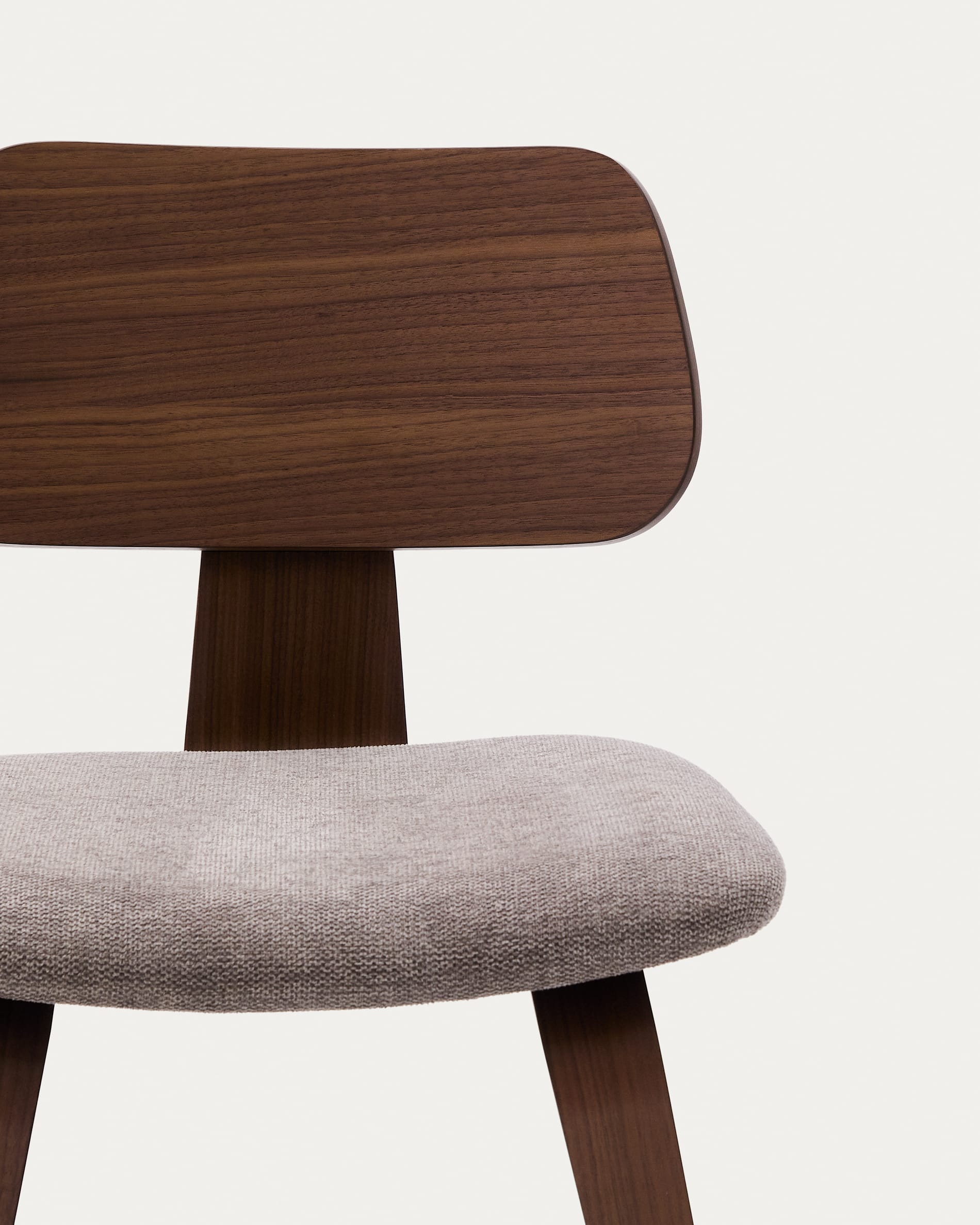 Stuhl Gena in Beige: Hochwertige Chenille-Sitzfläche, edles Nussbaumfurnier und stabiler Kautschukholzrahmen. Ideal für stilvolle Einrichtungen.