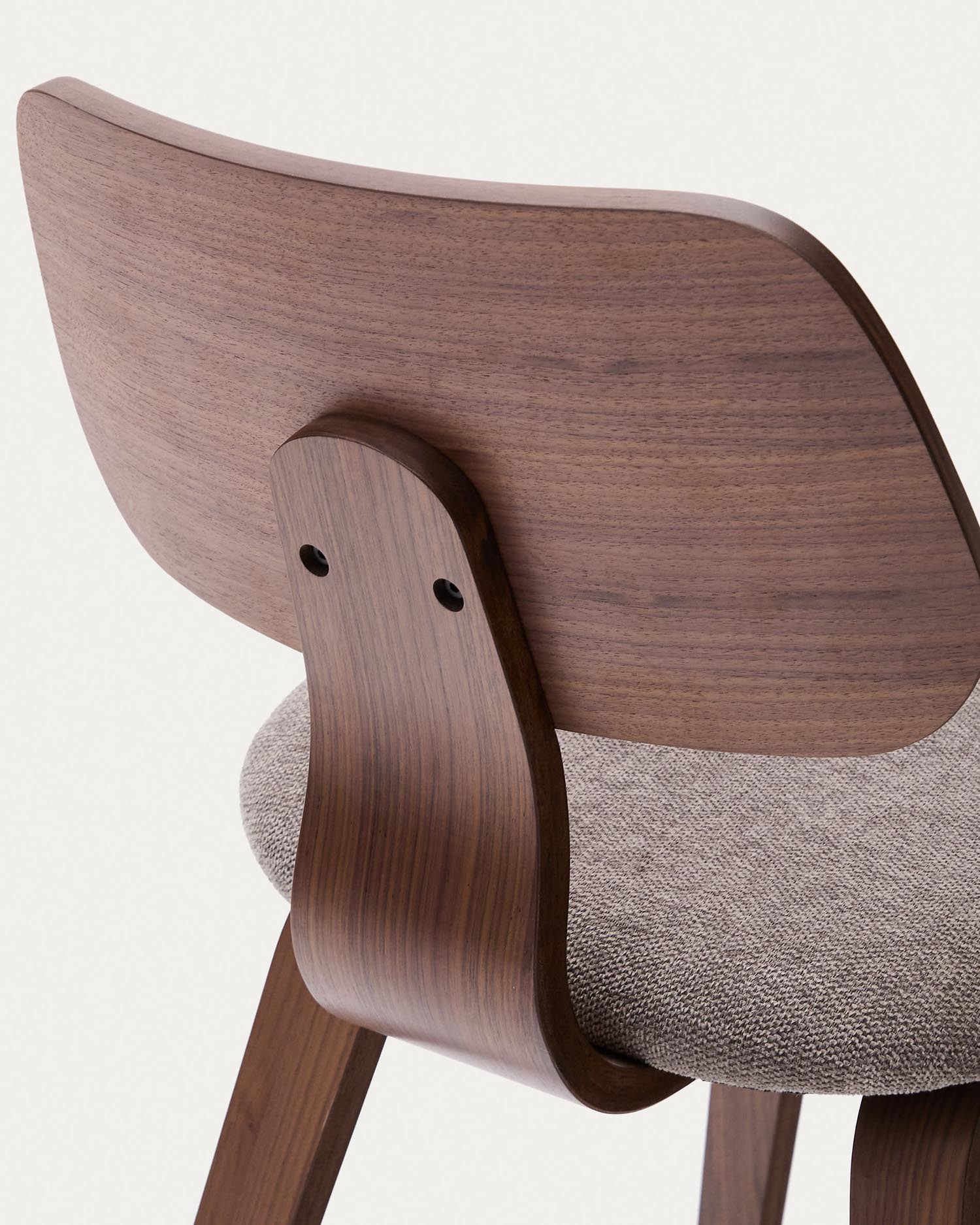 Eleganter Stuhl Gena in Beige mit komfortabler Chenille-Sitzfläche, robustem Kautschukholzrahmen und luxuriösem Nussbaumfurnier. Perfekt für jedes Zuhause.