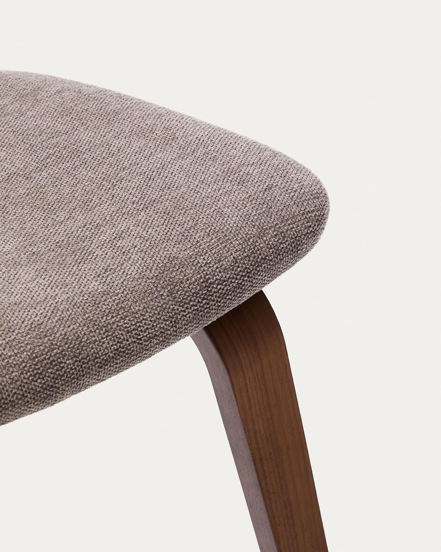 Entdecken Sie den Stuhl Gena in Beige: Elegante Chenille-Sitzfläche, robuster Kautschukholzrahmen und luxuriöses Nussbaumfurnier für Ihr Zuhause.