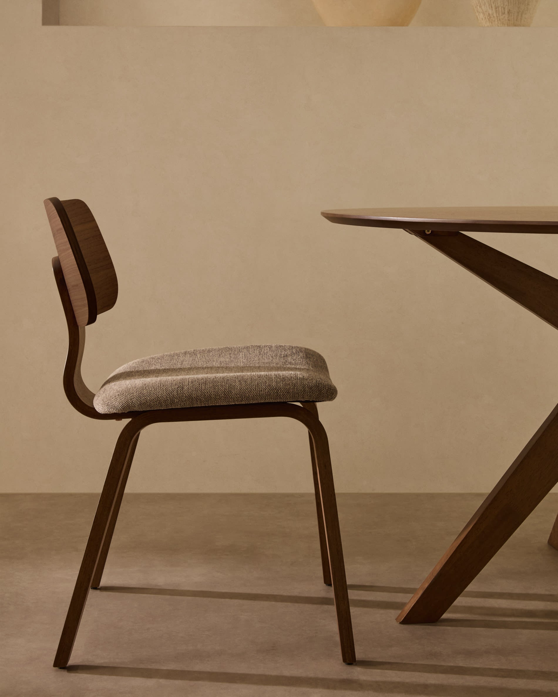 Eleganter Stuhl Gena mit beiger Chenille-Polsterung, Nussbaumfurnier und stabilem Kautschukholzrahmen von Kave Home.