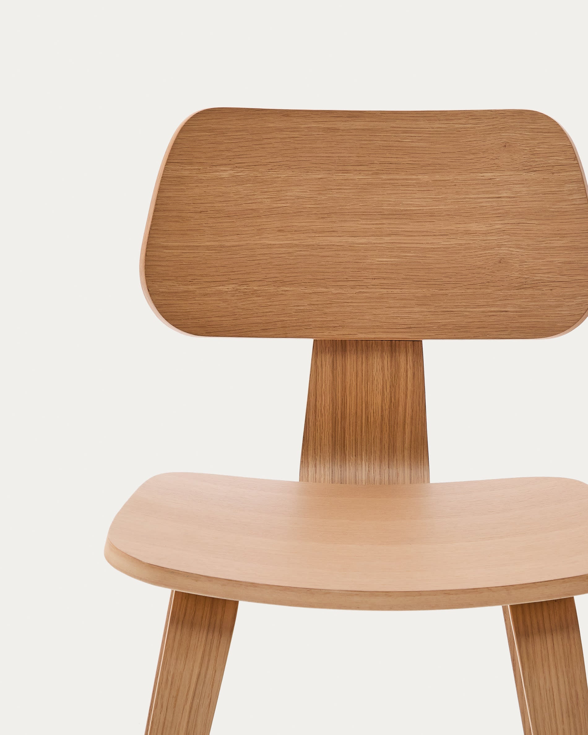 Stuhl Gena von Kave Home: Hochwertiger Eichenfurnier-Stuhl mit Kautschukholz und luxuriösen Marmor-Elementen. Ergonomisch und stilvoll für jedes Zuhause.