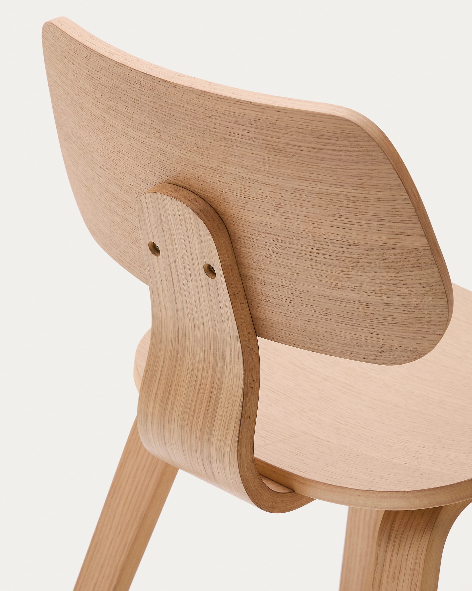 Entdecken Sie den Stuhl Gena von Kave Home: Elegantes Design aus Eichenfurnier und Kautschukholz, ergänzt durch edle Marmor-Elemente. Ideal für jeden Raum.