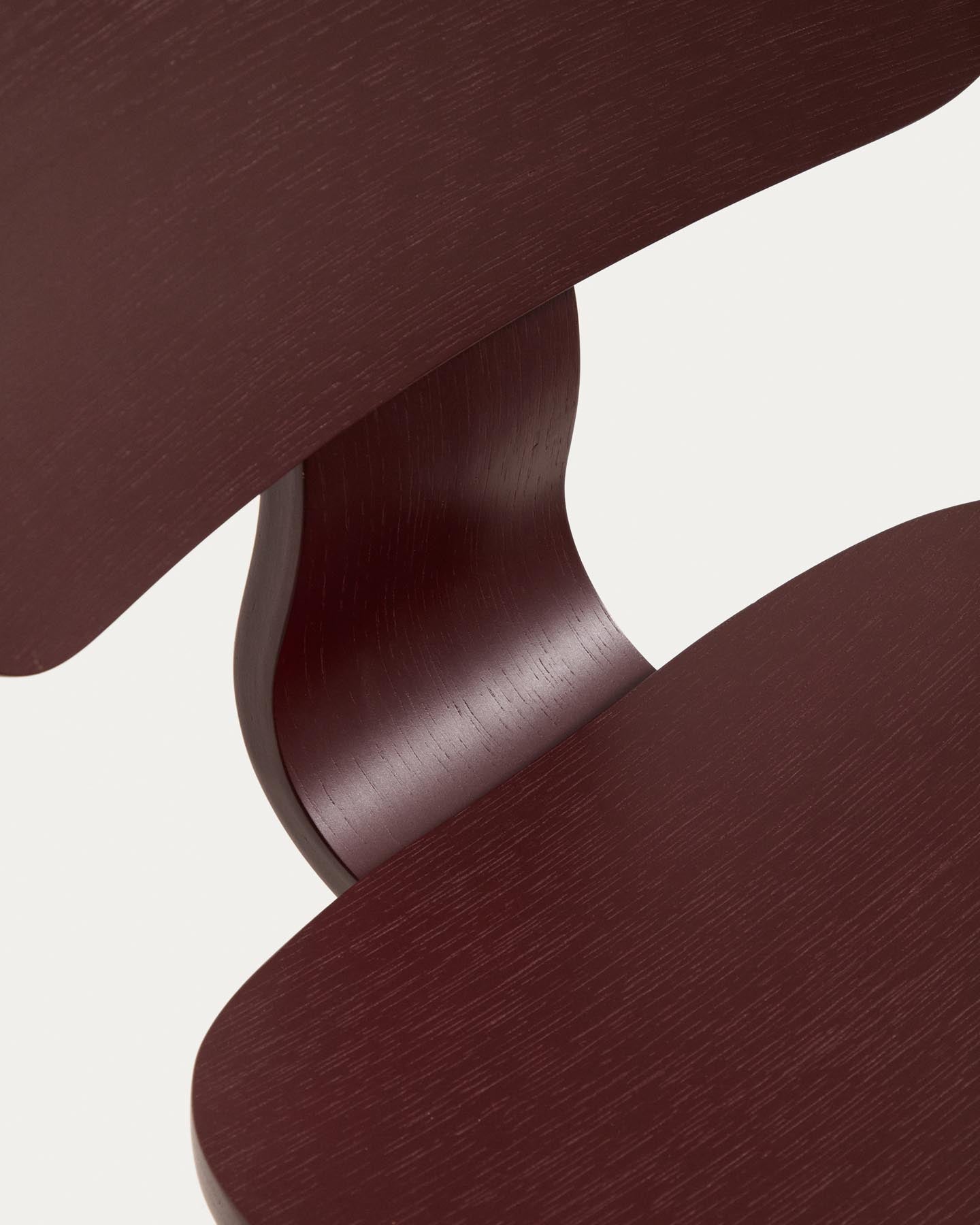 Gena-Stuhl aus Eichenfurnier mit bordeauxrotem Finish in Rot präsentiert im Onlineshop von KAQTU Design AG. Stuhl ist von Kave Home