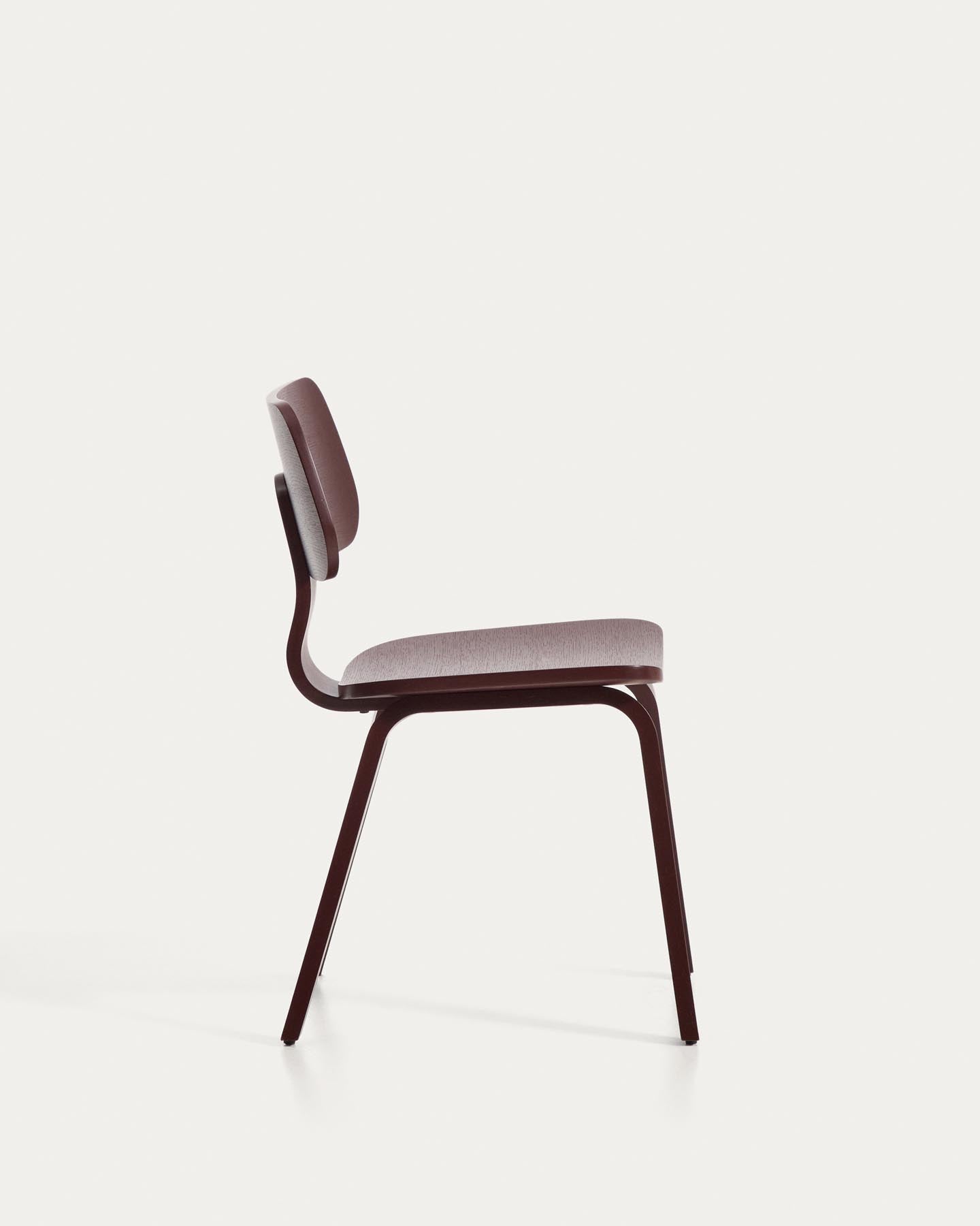 Gena-Stuhl aus Eichenfurnier mit bordeauxrotem Finish in Rot präsentiert im Onlineshop von KAQTU Design AG. Stuhl ist von Kave Home