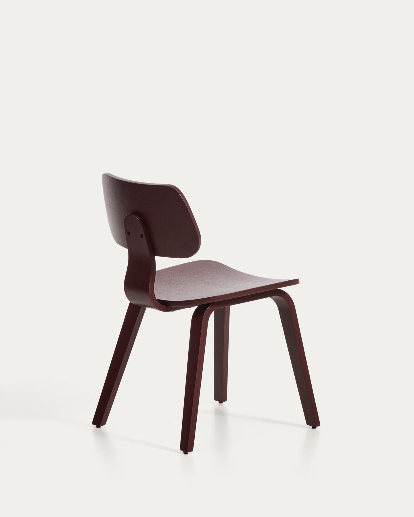 Gena-Stuhl aus Eichenfurnier mit bordeauxrotem Finish in Rot präsentiert im Onlineshop von KAQTU Design AG. Stuhl ist von Kave Home