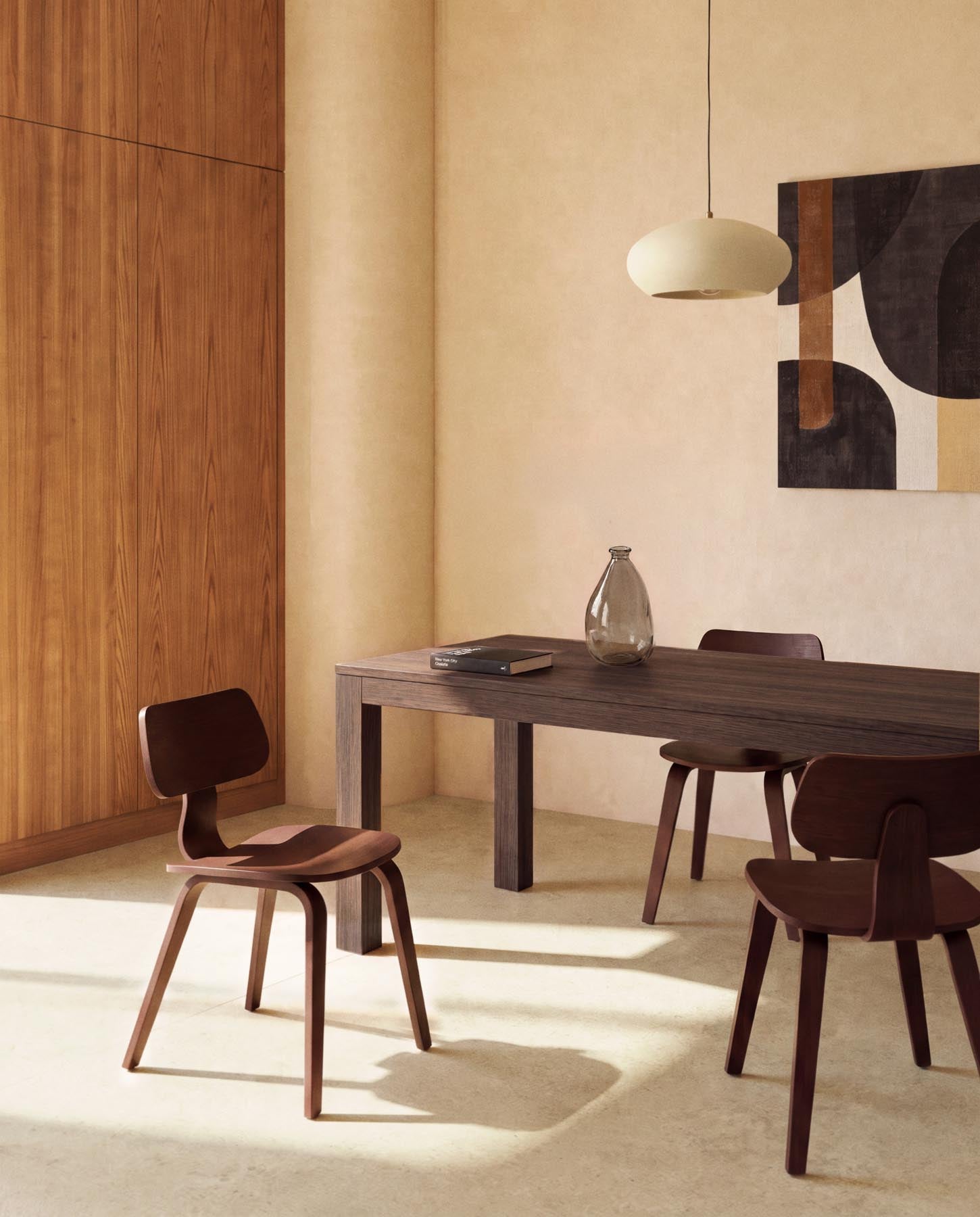 Gena-Stuhl aus Eichenfurnier mit bordeauxrotem Finish in Rot präsentiert im Onlineshop von KAQTU Design AG. Stuhl ist von Kave Home