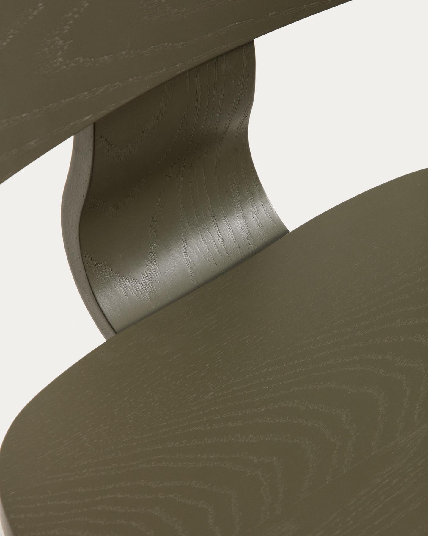 Gena-Stuhl aus Eichenfurnier mit grünem Finish in Grün präsentiert im Onlineshop von KAQTU Design AG. Stuhl ist von Kave Home