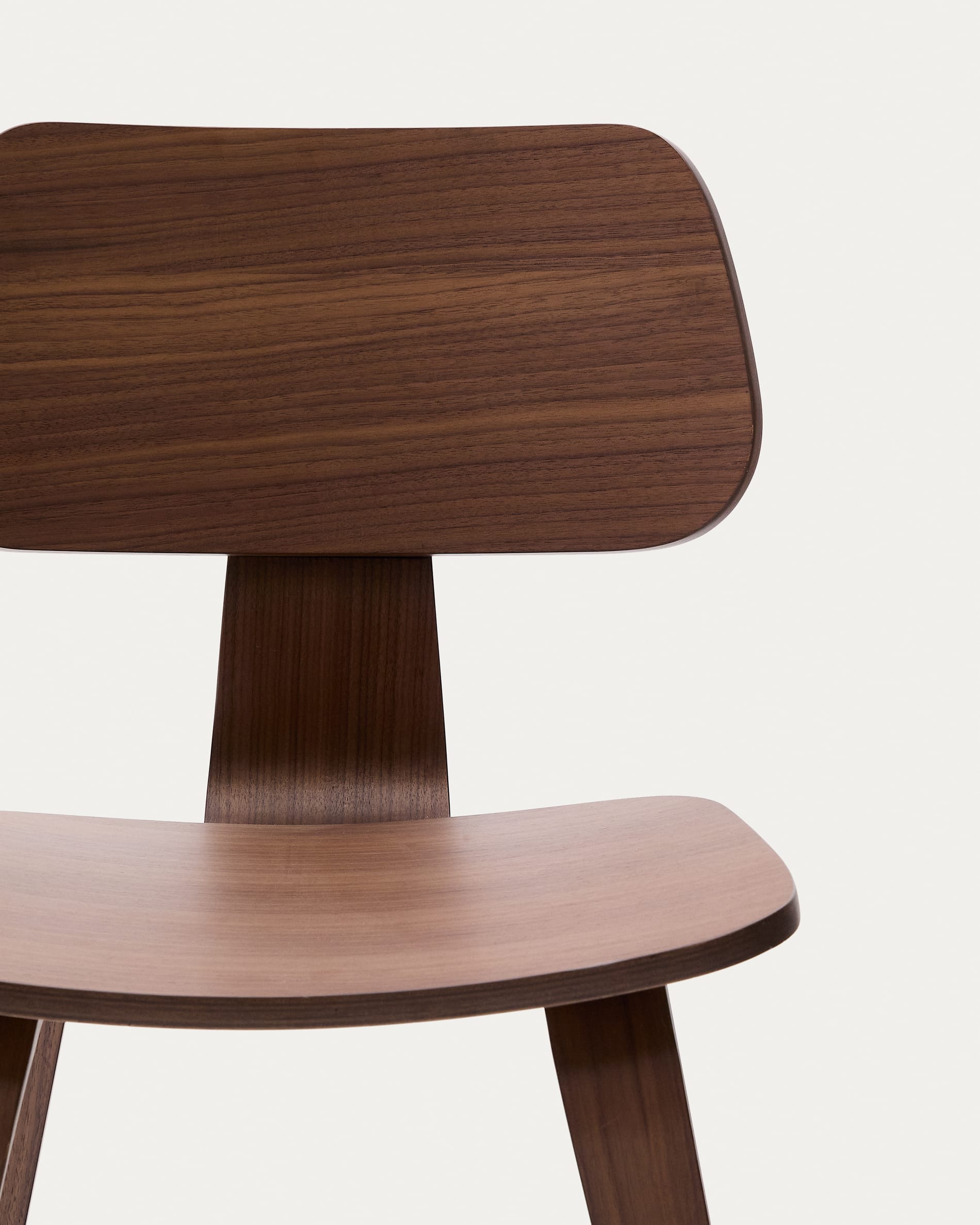 Der stilvolle Stuhl Gena vereint edles Nussbaumfurnier und robustes Kautschukholz, perfekt für jedes Zuhause.