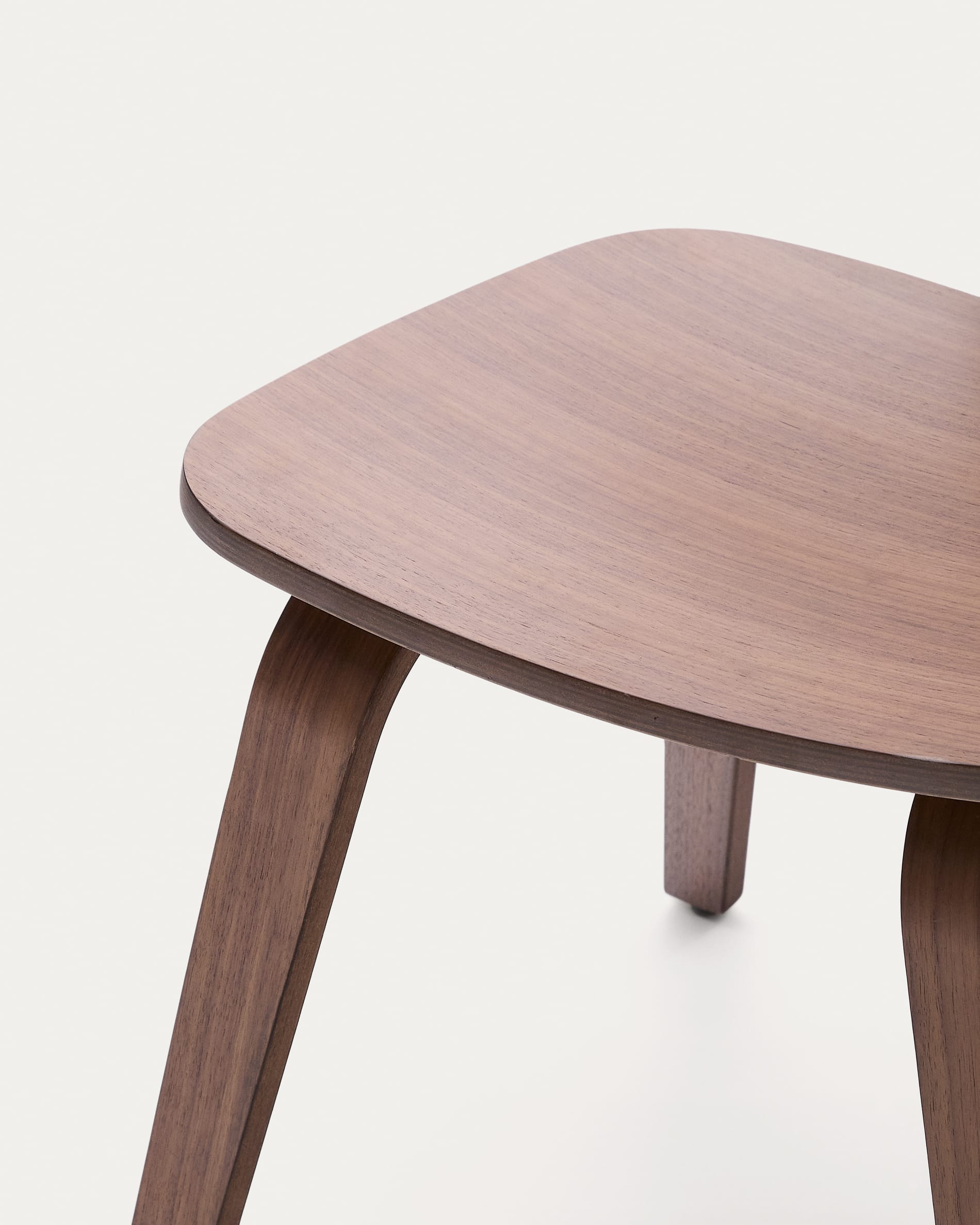 Der Stuhl Gena von Kave Home kombiniert hochwertiges Nussbaumfurnier mit stabilen Kautschukholz für zeitlose Eleganz und nachhaltigen Komfort.