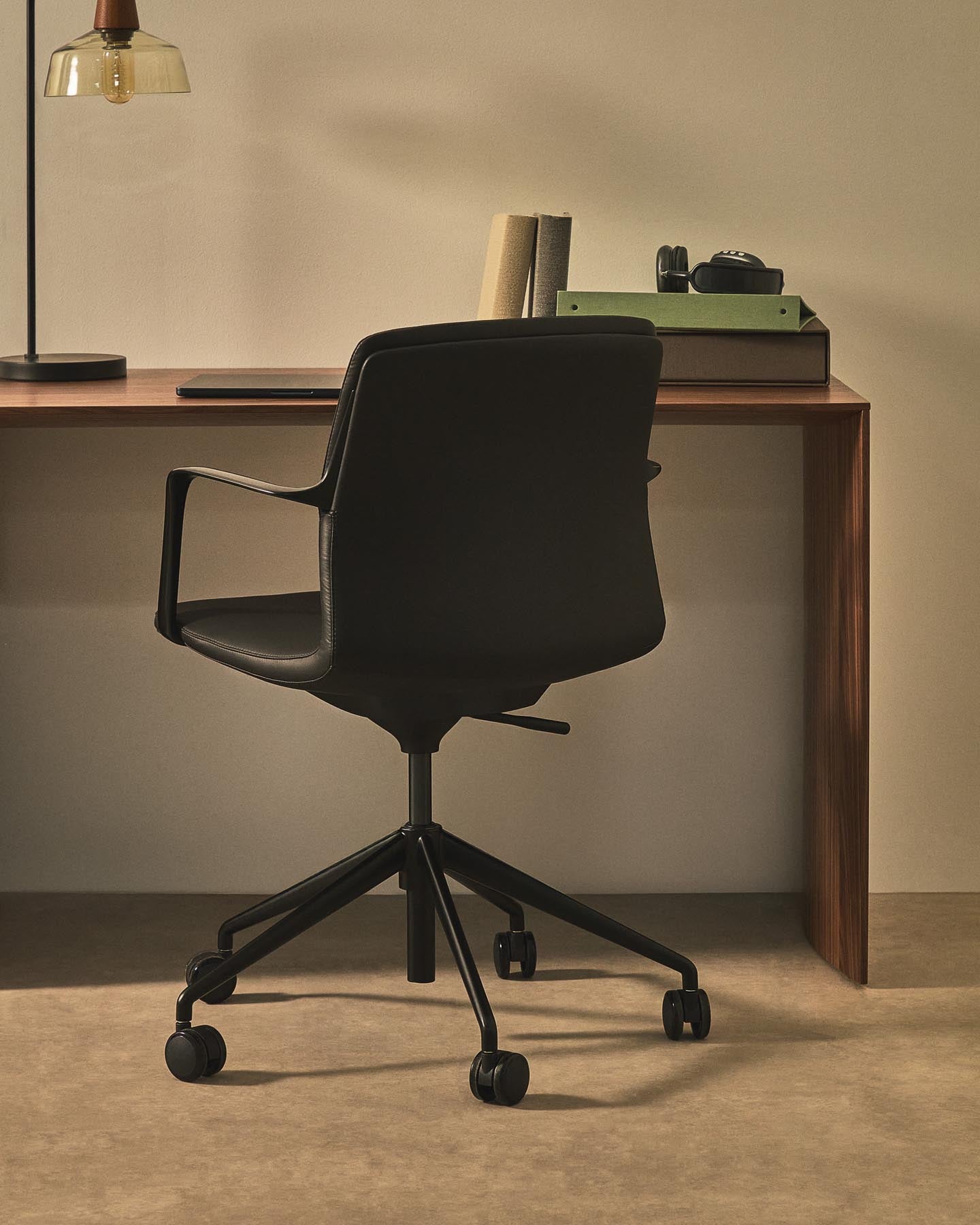 Entdecken Sie den Schreibtischstuhl Nerlan von Kave Home: elegantes Design, ergonomischer Komfort und langlebige Materialien für Ihr Büro.