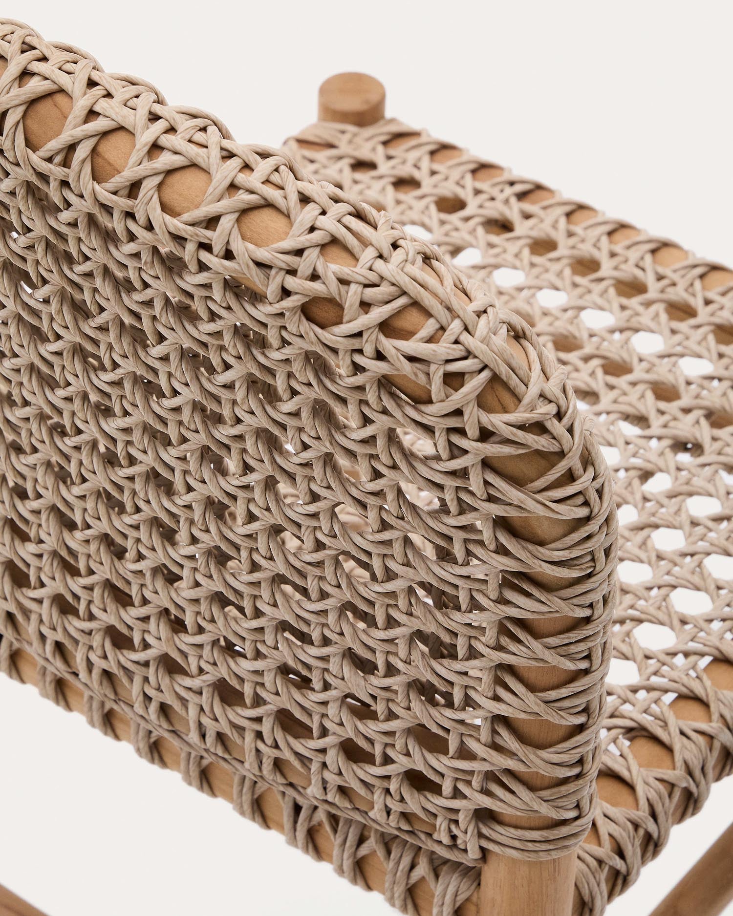 Der Outdoor-Stuhl Tavira aus hochwertigem Teakholz vereint elegantes Design mit Langlebigkeit und ist ideal für jeden Außenbereich.