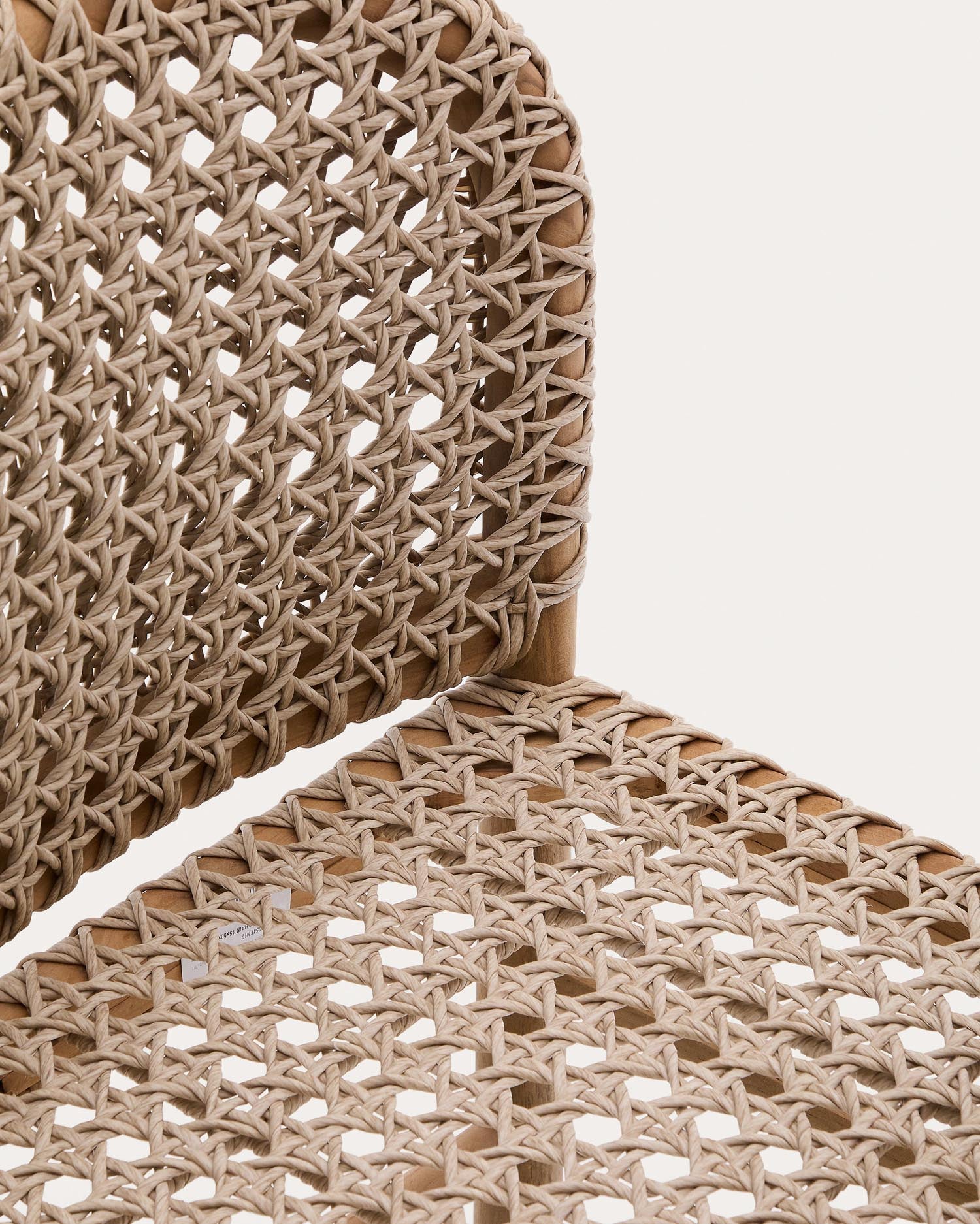 Der Outdoor-Stuhl Tavira aus massivem Teakholz bietet stilvolle Robustheit und ist perfekt für Garten und Terrasse.