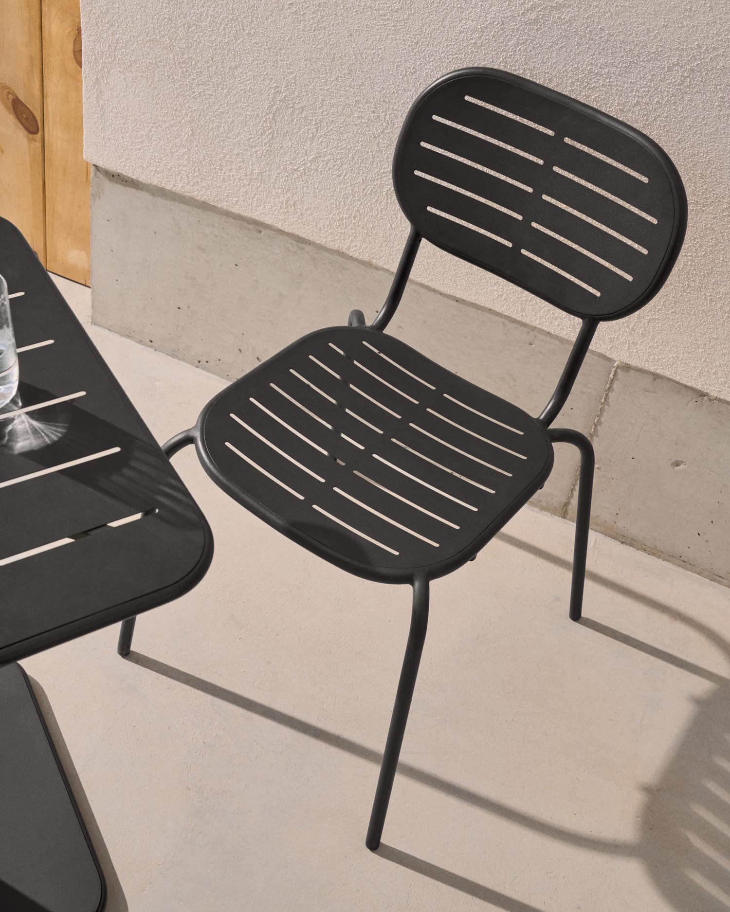 Moderner, stapelbarer Outdoor-Stuhl Brai aus robustem, verzinktem Stahl in elegantem Dunkelgrau, ideal für den Aussenbereich.