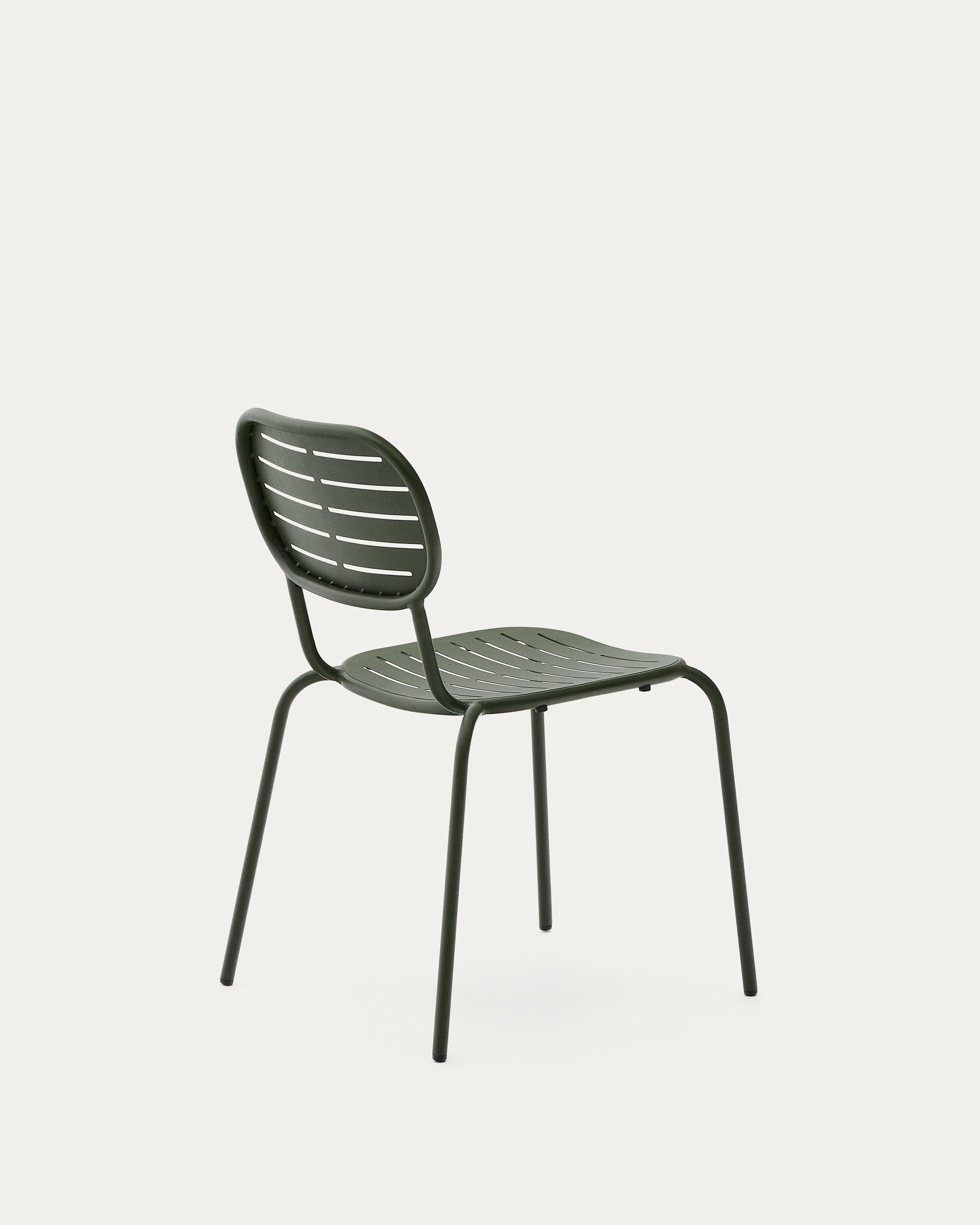 Outdoor-Stuhl Brai aus grünem, verzinktem Stahl von Kave Home, stapelbar, langlebig und perfekt für Garten oder Terrasse.