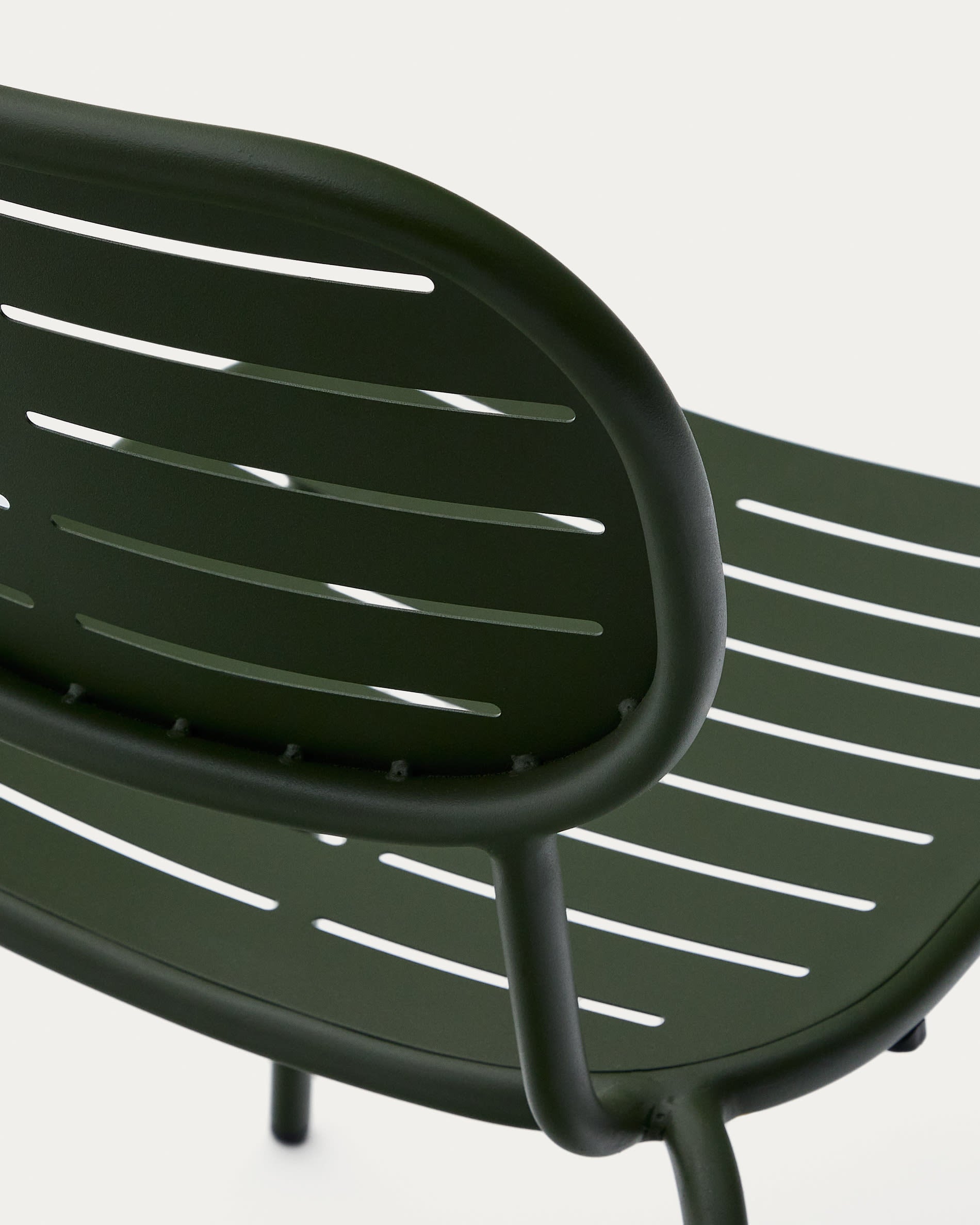 Erleben Sie den stapelbaren Outdoor-Stuhl Brai in elegantem Grün. Ergonomisch geformt und aus robustem verzinktem Stahl, ideal für jeden Außenbereich!