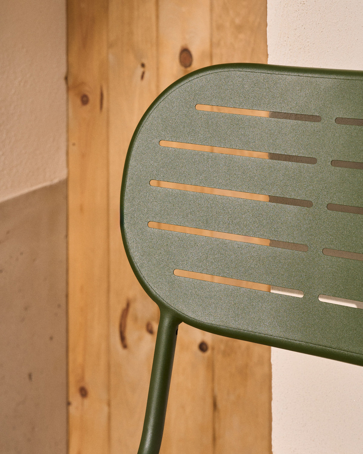 Stapelbarer Outdoor-Stuhl Brai aus verzinktem Stahl in Grün in Dunkelgrün präsentiert im Onlineshop von KAQTU Design AG. Gartenstuhl ist von Kave Home