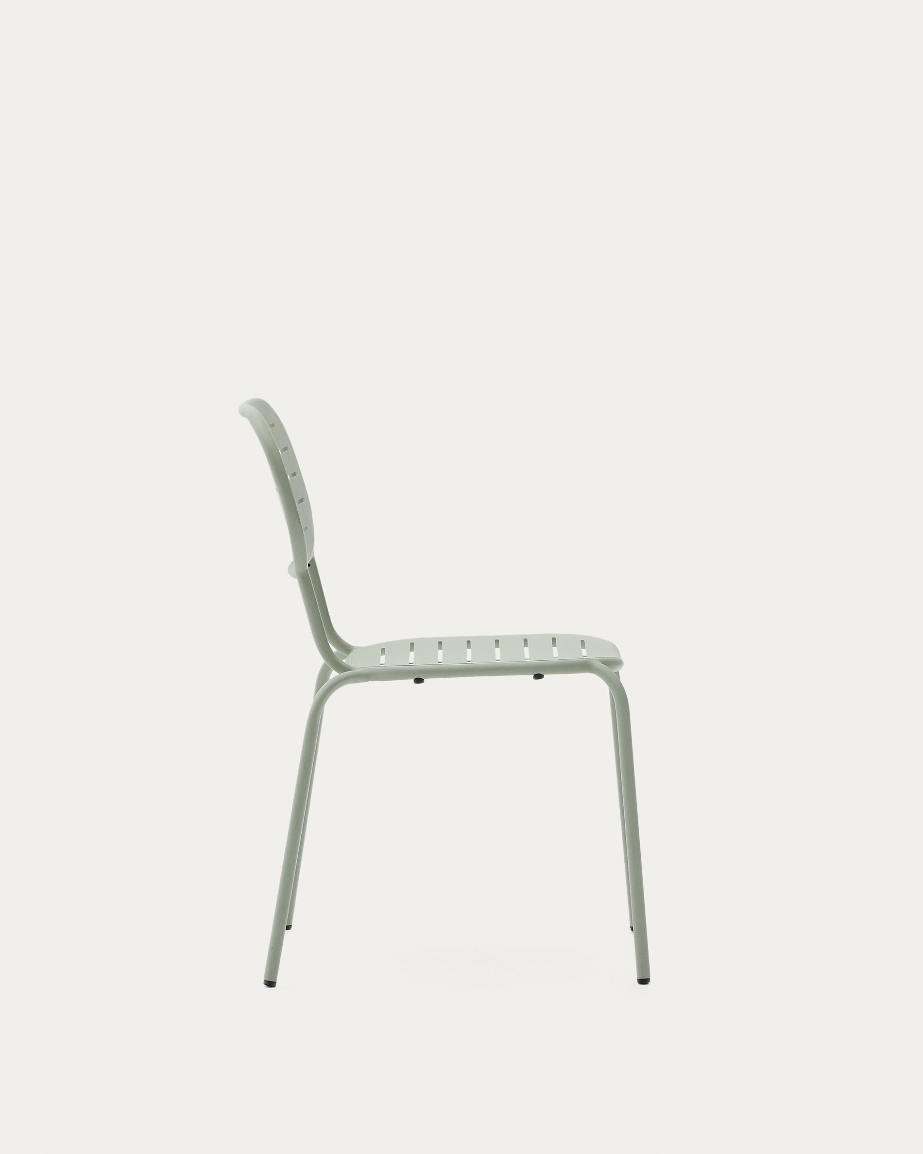 Outdoor-Stuhl Brai aus verzinktem Stahl in Türkis, stapelbar und robust, perfekt für Garten oder Terrasse, von Kave Home.