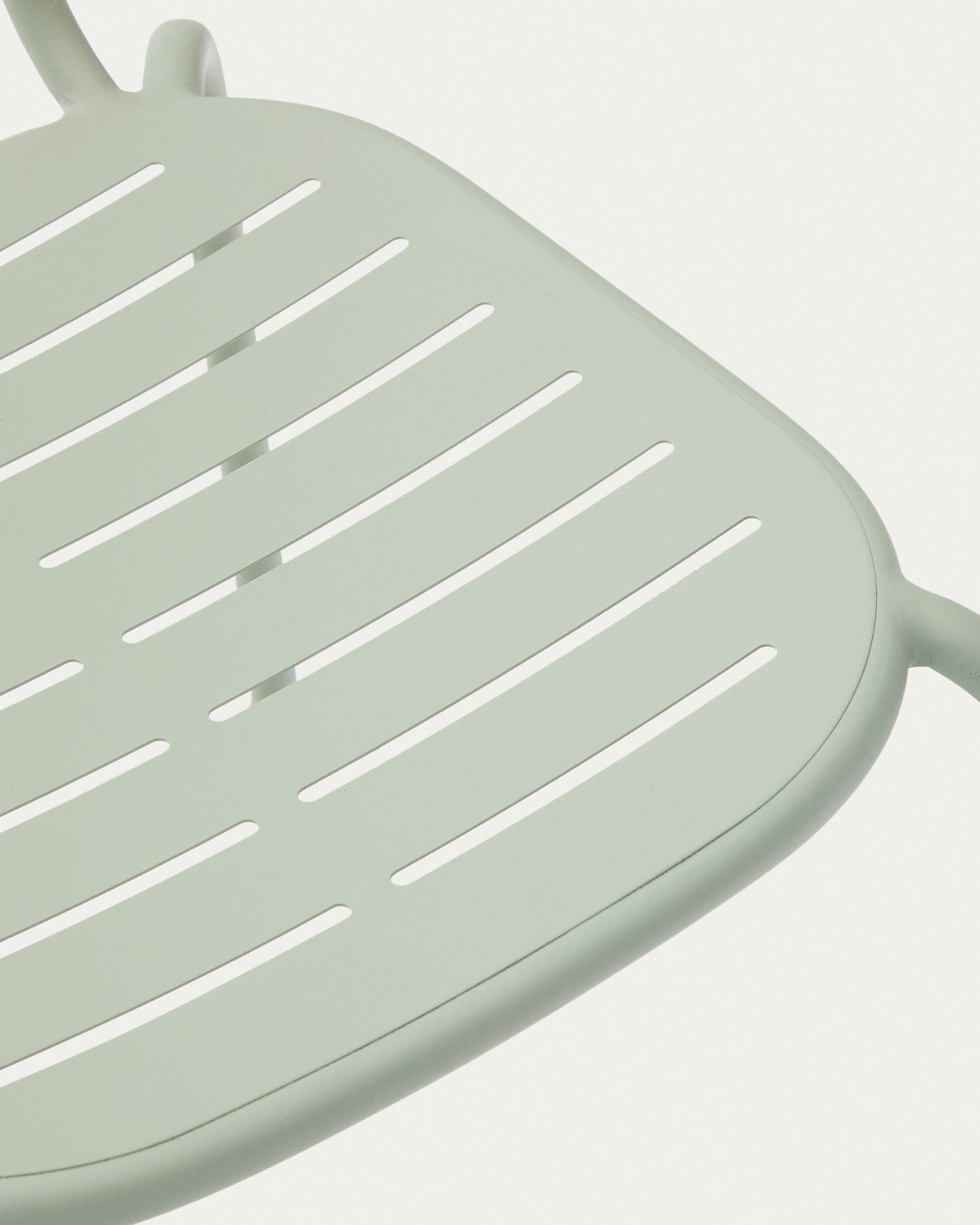 Entdecken Sie den stapelbaren Outdoor-Stuhl Brai in Türkis von Kave Home: Ergonomisch, robust und perfekt für jeden Außenbereich.